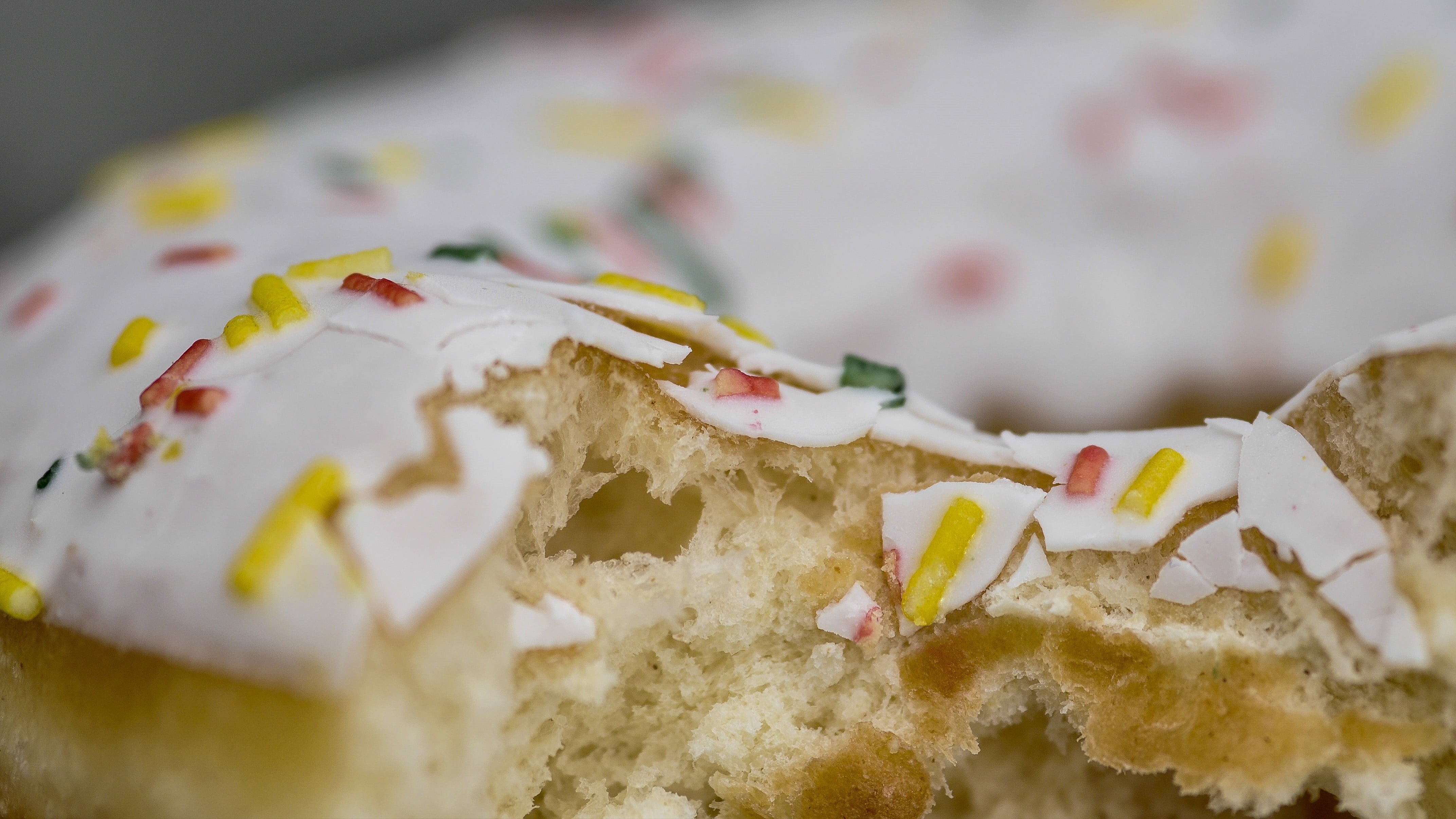 unhealthy eating, indoors, toppings, selective focus, still life, 4K, dessert, baked, close-up, food and drink, temptation, celebration, cake, pastry, HD Wallpaper