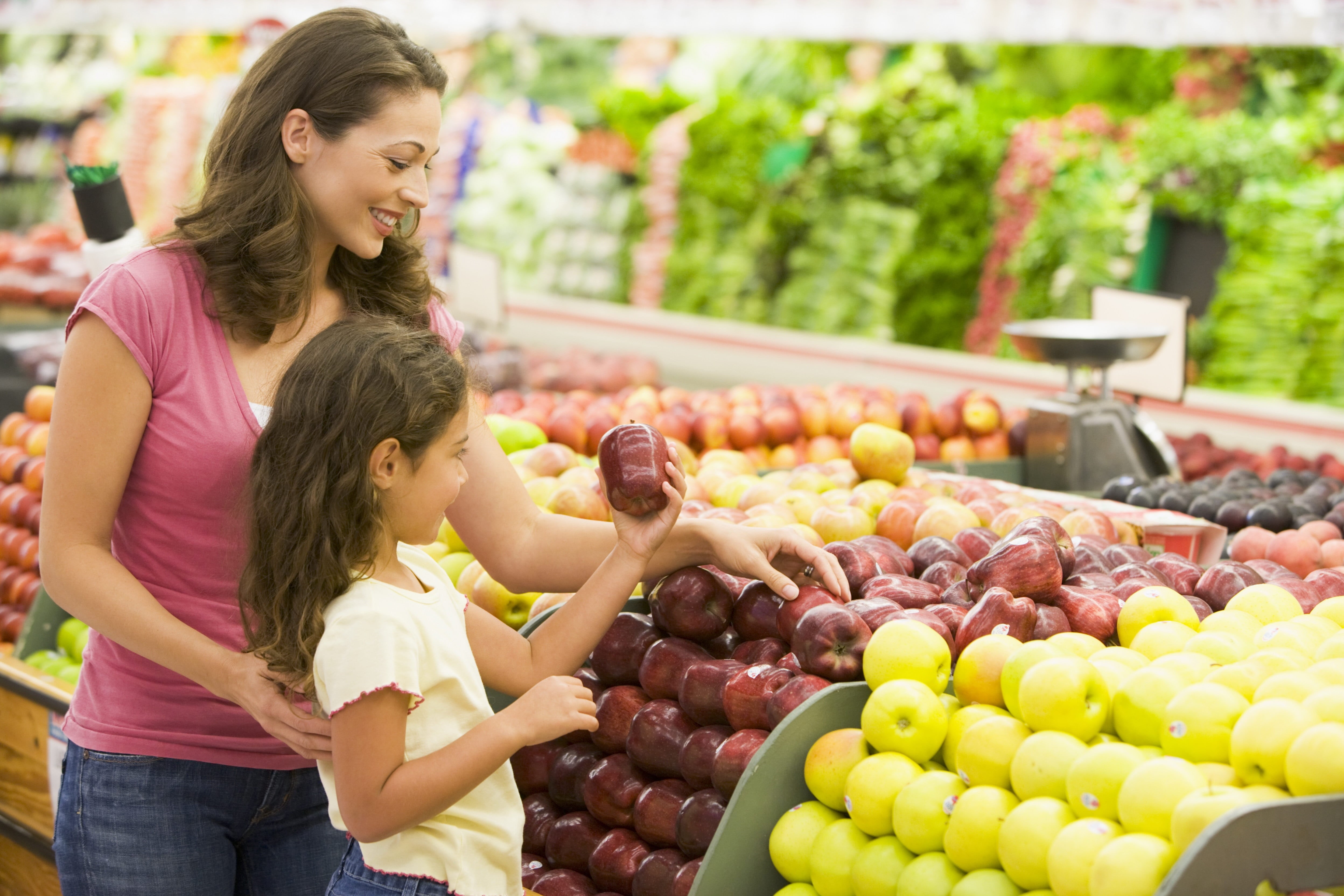 smiling, people, retail, groceries, offspring, apples, child, healthy Eating, caucasian Ethnicity, healthy Lifestyle, casual clothing, childhood, lifestyles, HD Wallpaper