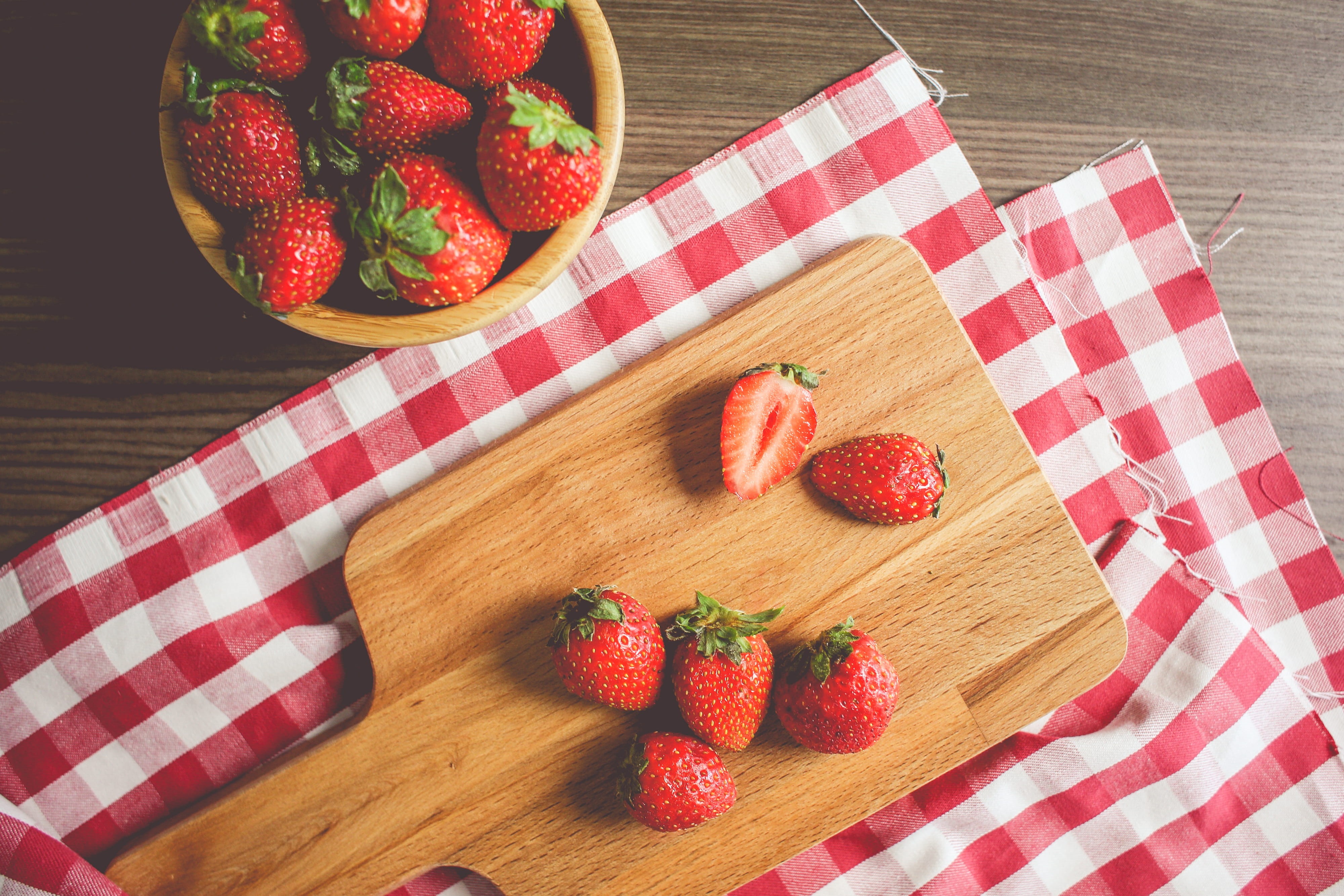 wellbeing, ripe, checked pattern, sweet, sweet Food, gourmet, strawberry, freshness, napkin, high angle view, fruit, nature, still life, fresh, food and drink, HD Wallpaper