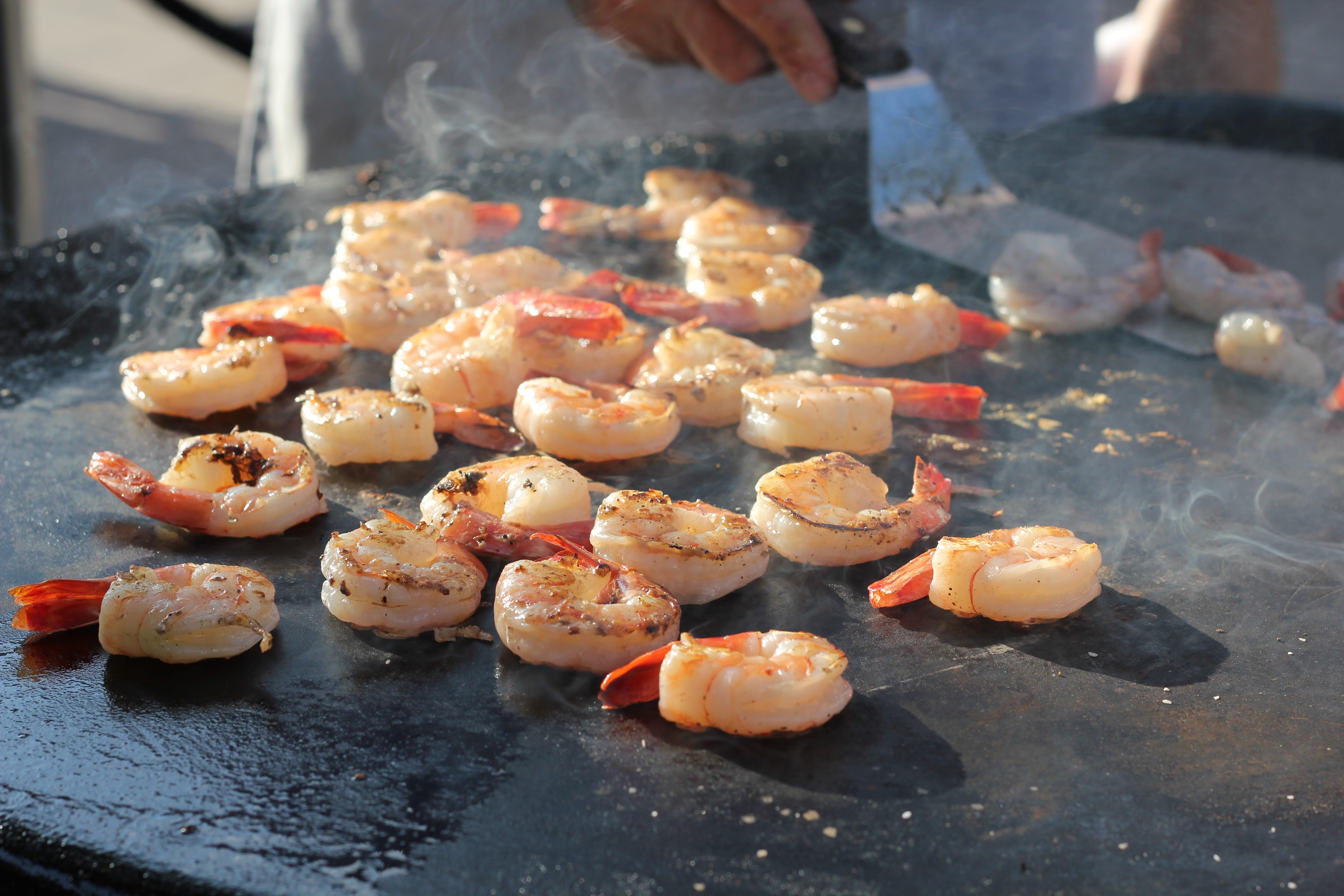 pan, concession stand, shellfish, fried, gray, smoke - physical structure, freshness, cuisine, preparing food, restaurant, metal, healthy, city, incidental people, HD Wallpaper