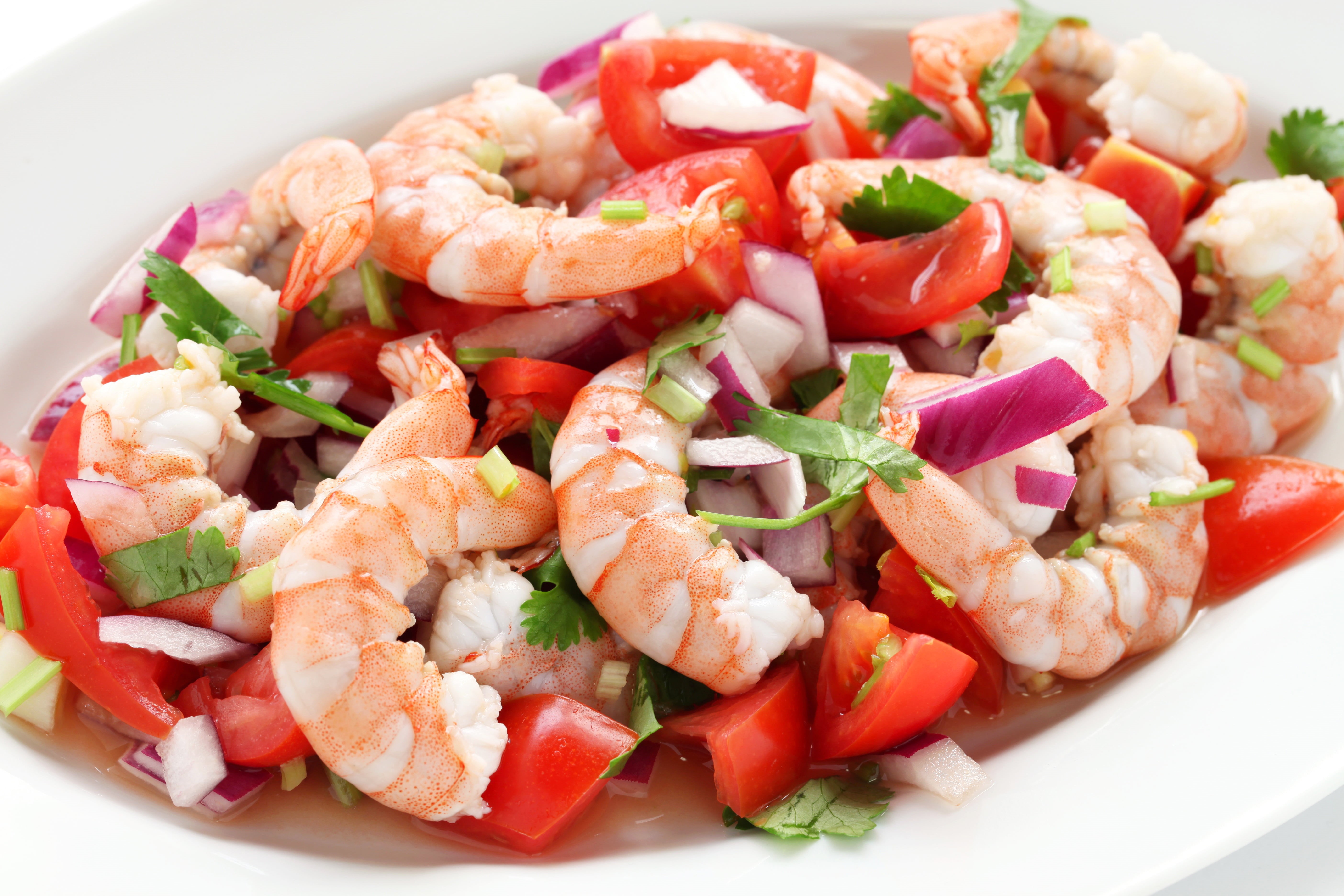 5K, leaf, onion, vegetable, dieting, gourmet, green Color, lettuce, refreshment, food, spice, tomato, salad, fruit, plate, crockery, white, prawn, pepper, HD Wallpaper