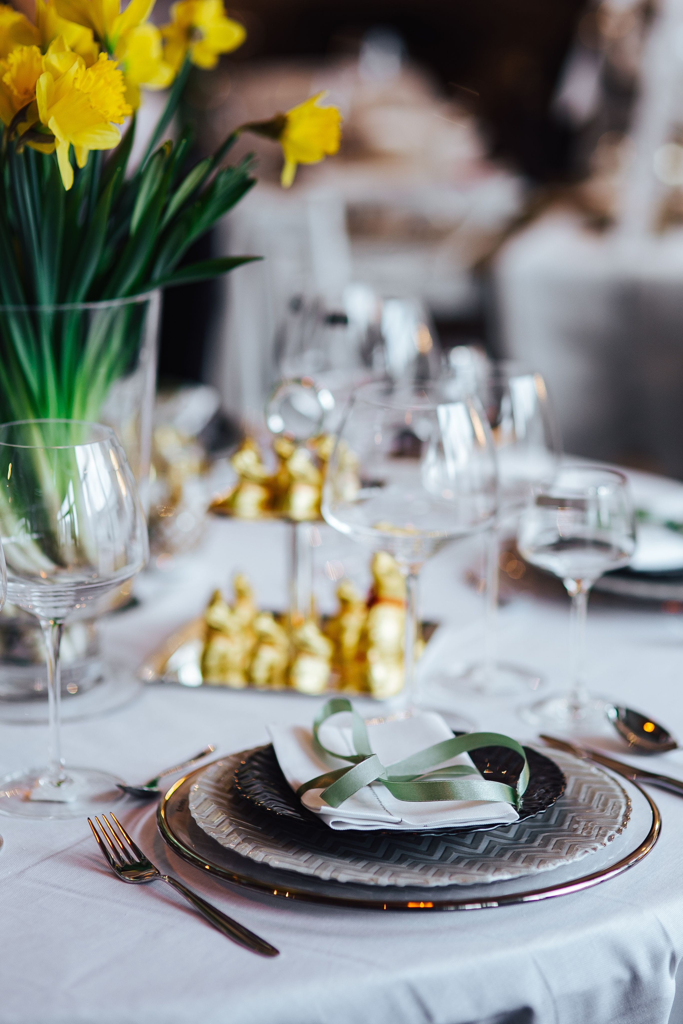 plates, household equipment, plate, luxury, glasses, elegance, eating utensil, party - Social Event, wedding Reception, tablecloth, service, dining table, Phone HD Wallpaper