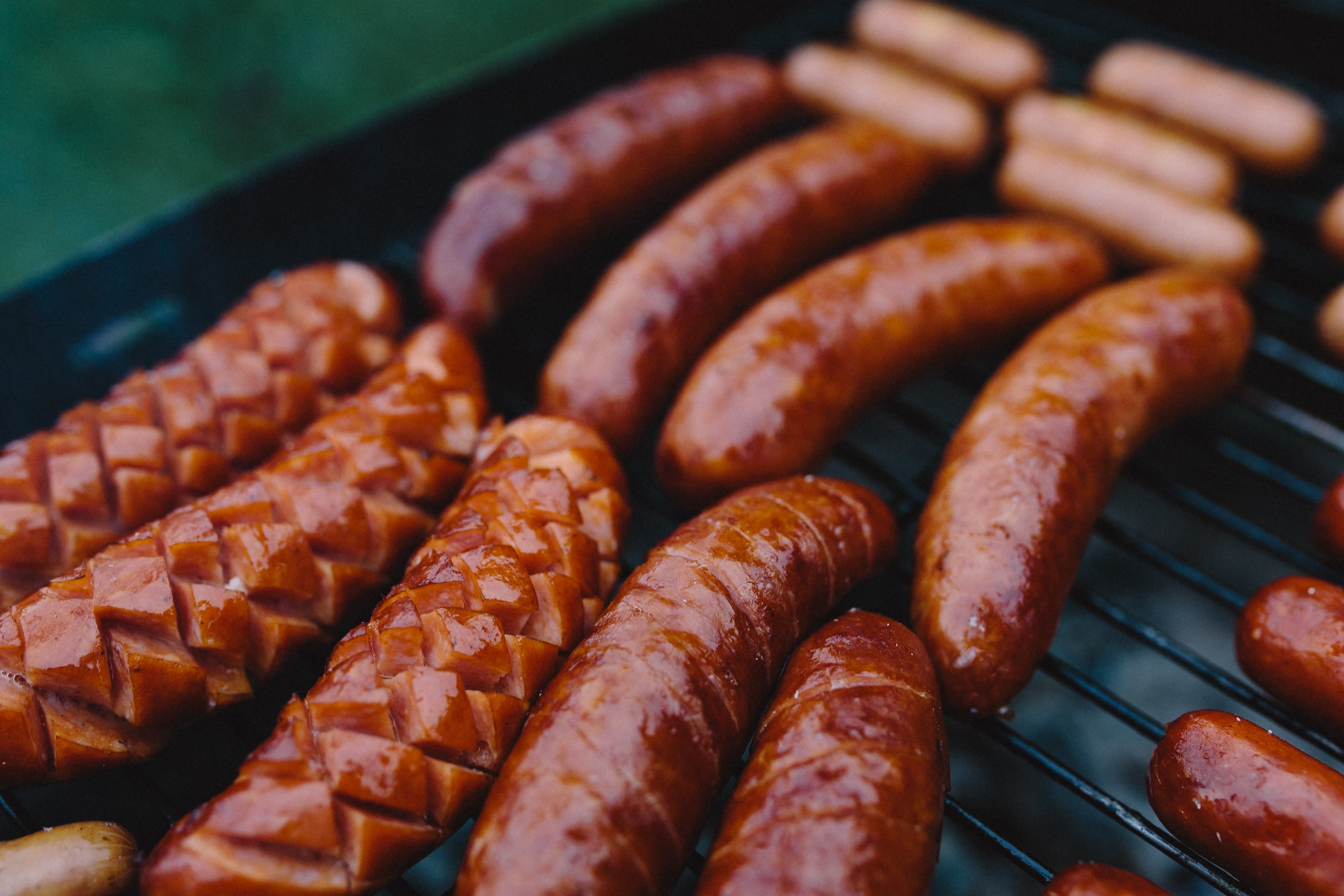 close-up, sausage, large group of objects, fast food, 4K, fire, heat - Temperature, temptation, snack, grill, bratwurst, beef, cook, focus on foreground, HD Wallpaper