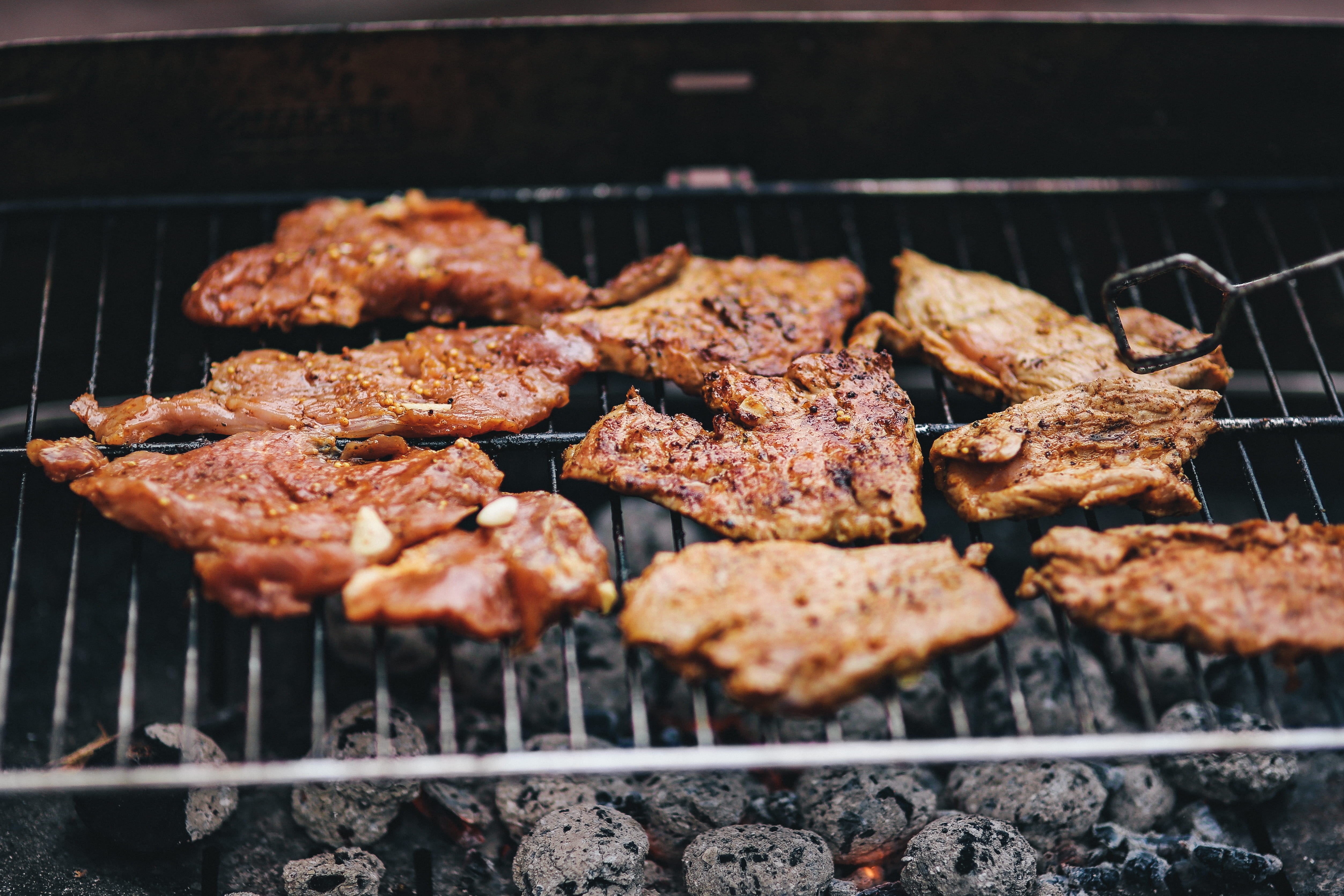 freshness, food and drink, kielbasa, sausages, close-up, steak, outdoors, fire - Natural Phenomenon, barbecue Grill, 4K, grill, grate, cooking, metal, HD Wallpaper