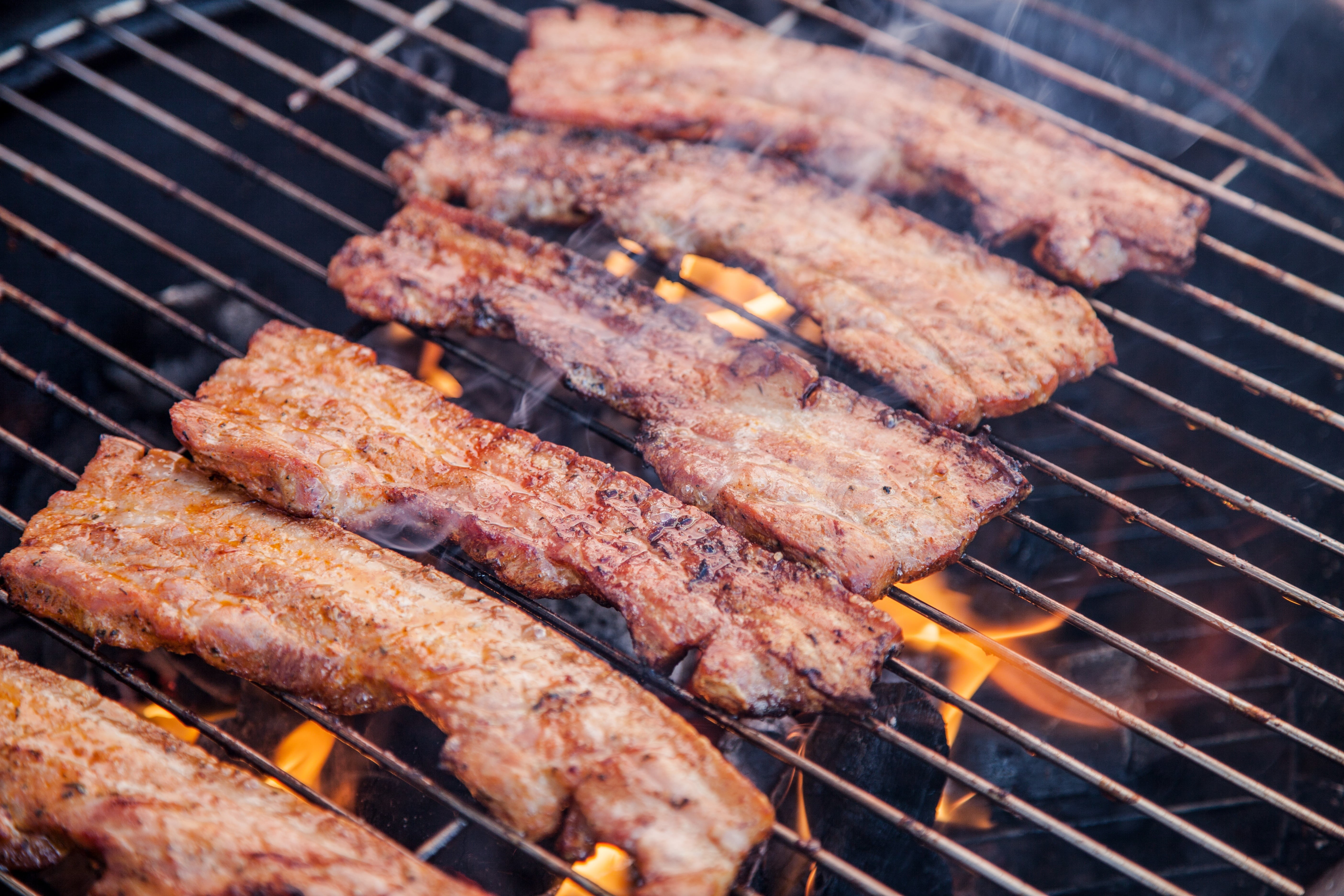 charcoal, fire - Natural Phenomenon, beef, summer, heat - Temperature, food and drink, red meat, barbecue, close-up, freshness, food, smoke - physical structure, HD Wallpaper