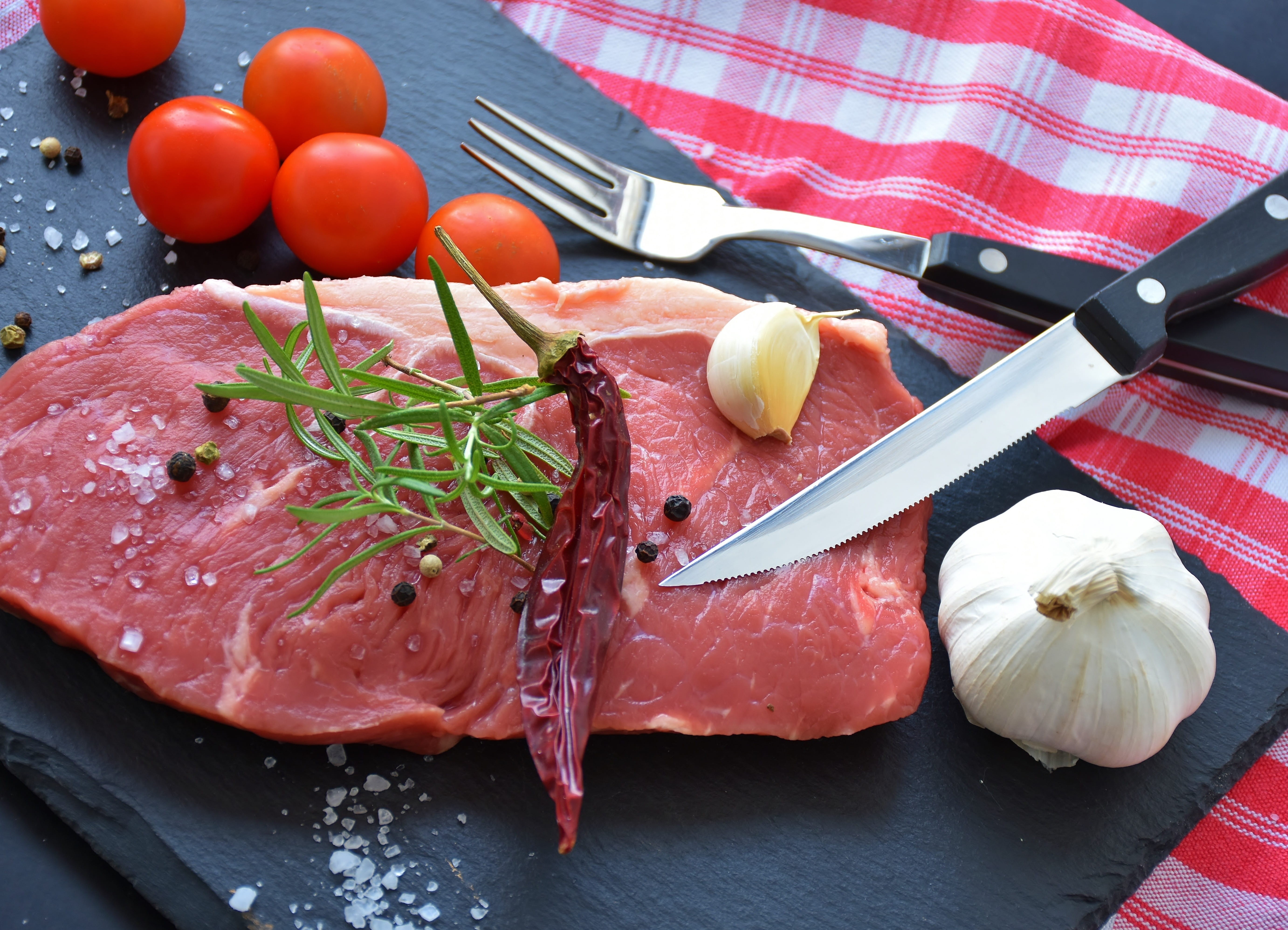 healthy eating, vegetable, raw, indoors, table knife, high angle view, onion, food and drink, feed, frisch, nutrition, tomato, garlic, main course, no people, HD Wallpaper