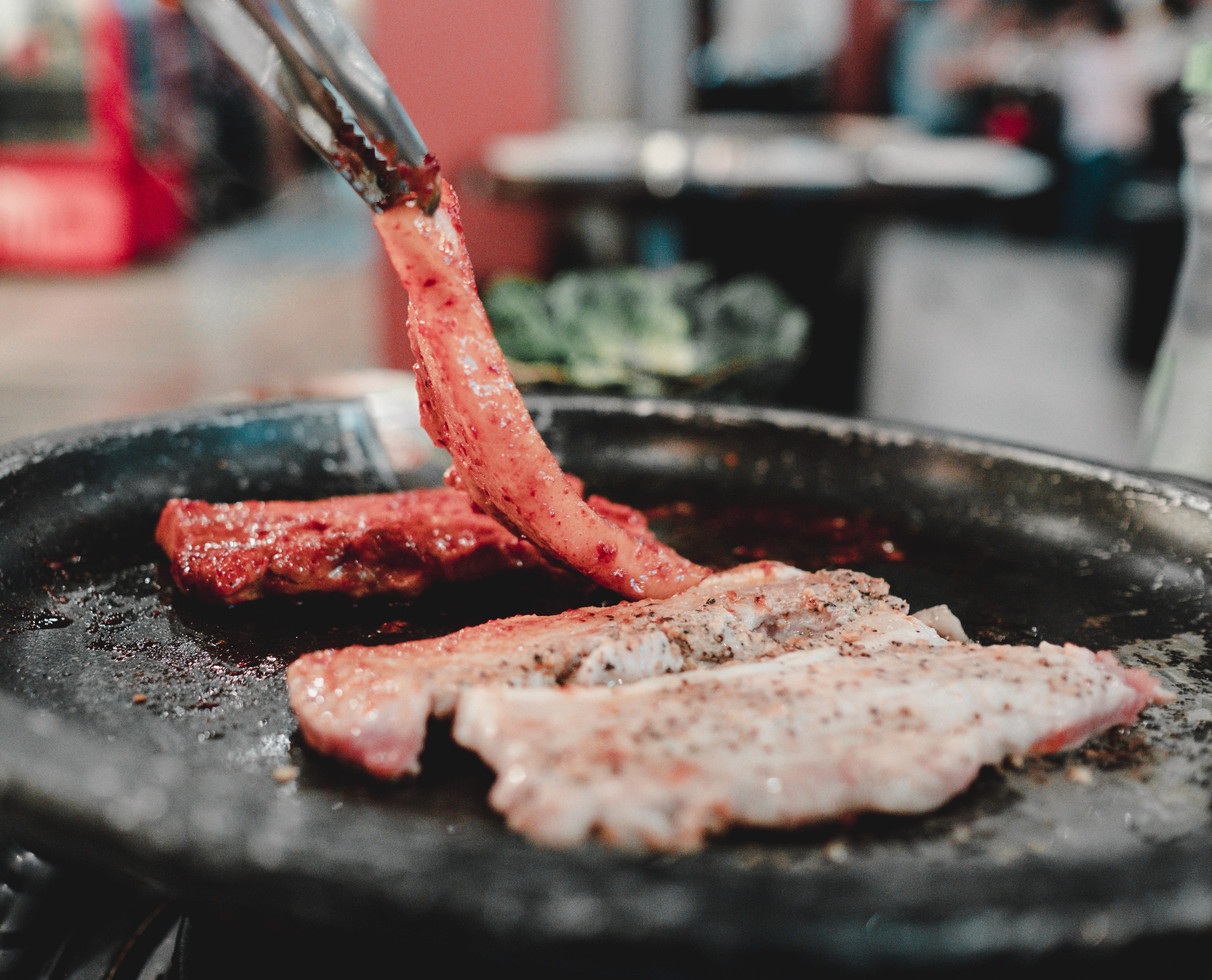 kitchen utensil, steak, cooking pan, selective focus, beef, pork, grill, seafood, animal, freshness, preparing food, household equipment, food, wok, hot, HD Wallpaper