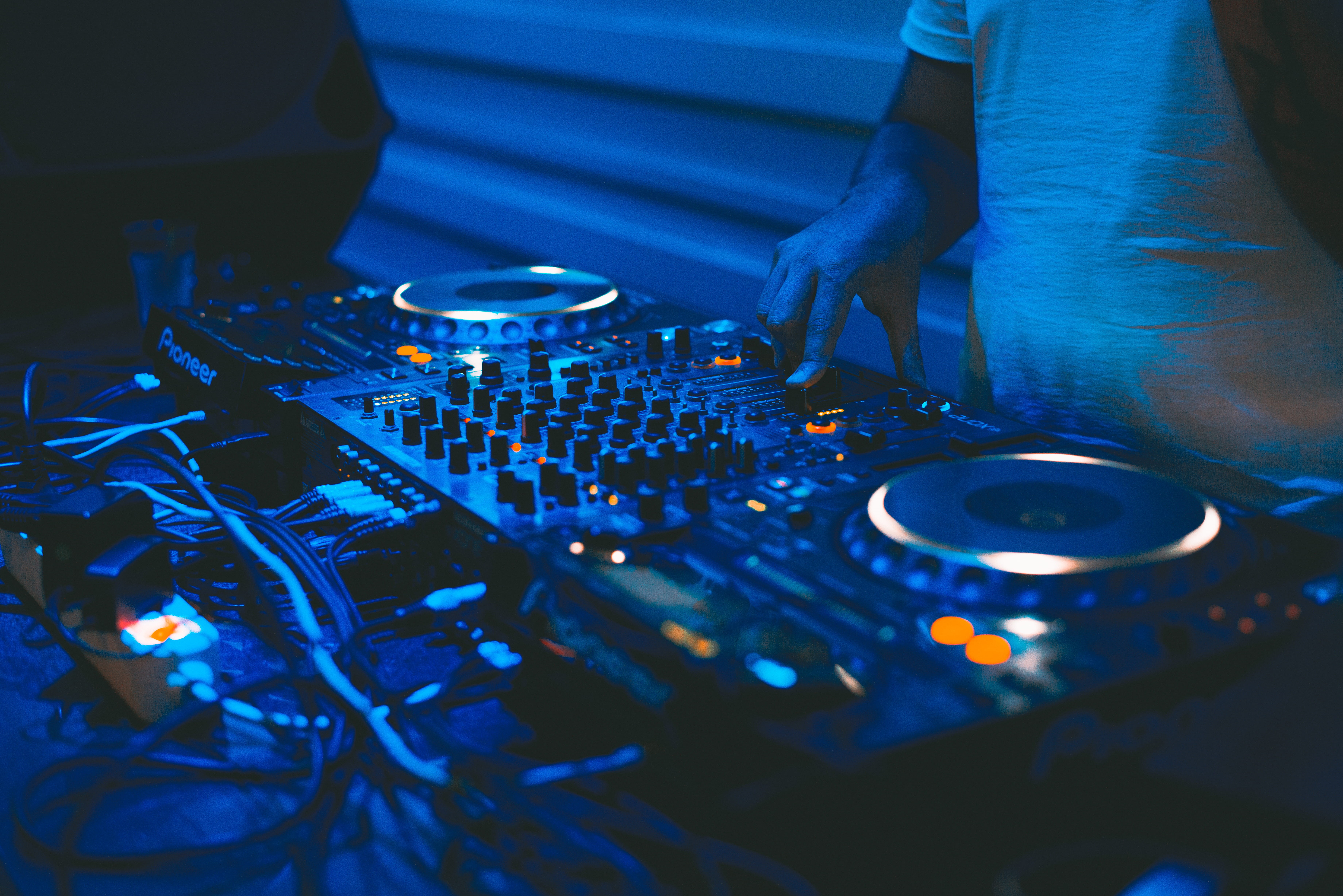 slider, performer, hand, black, song, people, night, electrical Equipment, disco Dancing, sound, light, neon, entertainment, party - Social Event, nightclub, HD Wallpaper