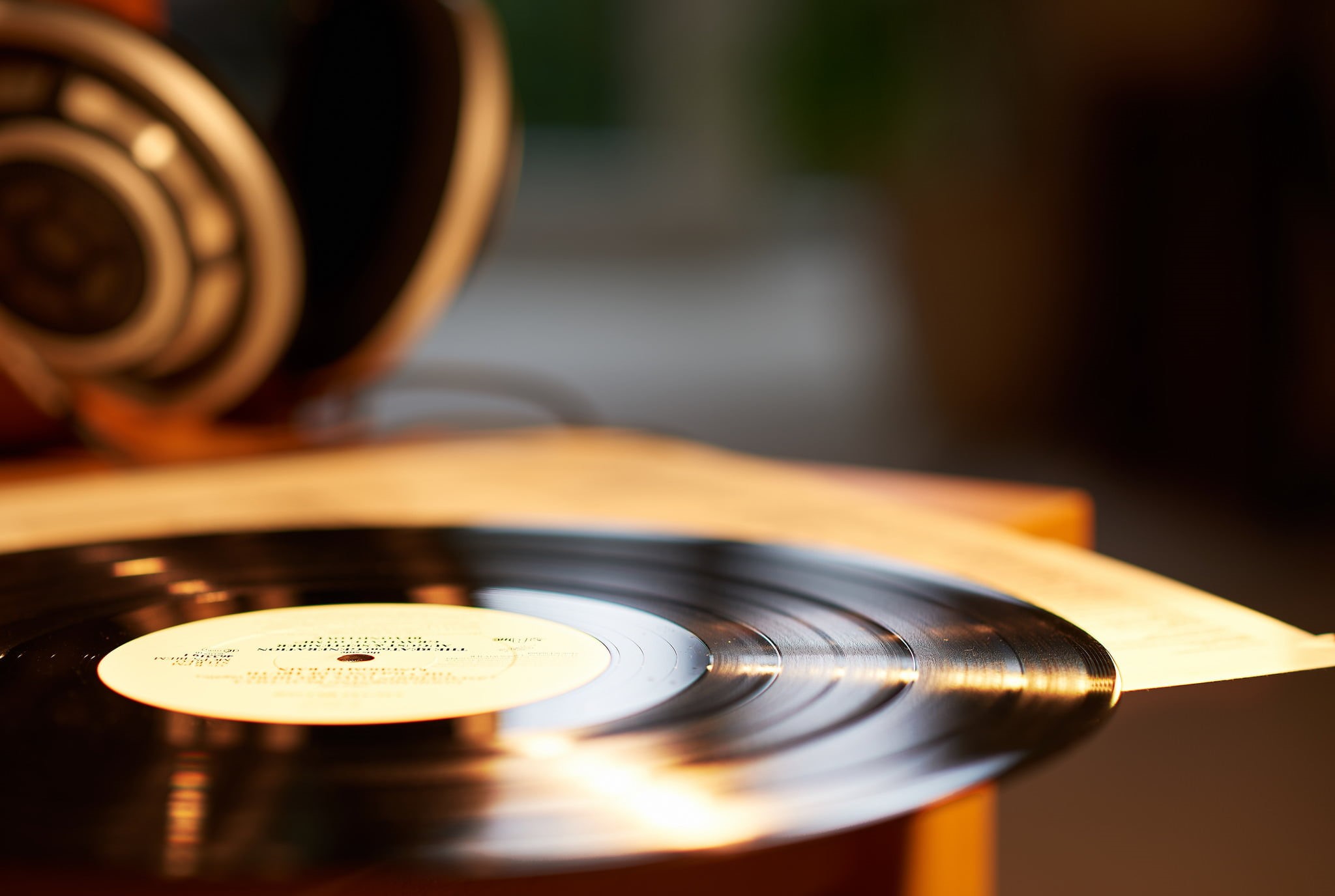 gramophone, vinyl record, antique, text, selective focus, record, nightlife, technology, indoors, old-fashioned, photography themes, disk, musical equipment, HD Wallpaper