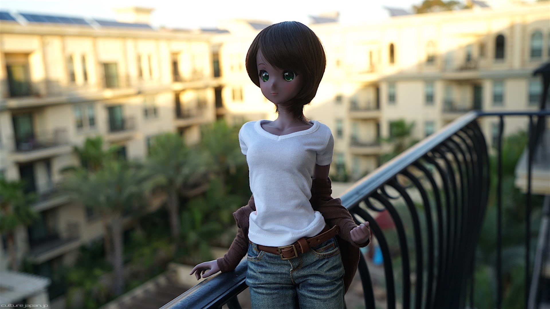 lifestyles, creepy, railing, house, green  eyes, looking at camera, Smart Doll, sweater, innocence, palm trees, building exterior, child, city, sunlight, HD Wallpaper