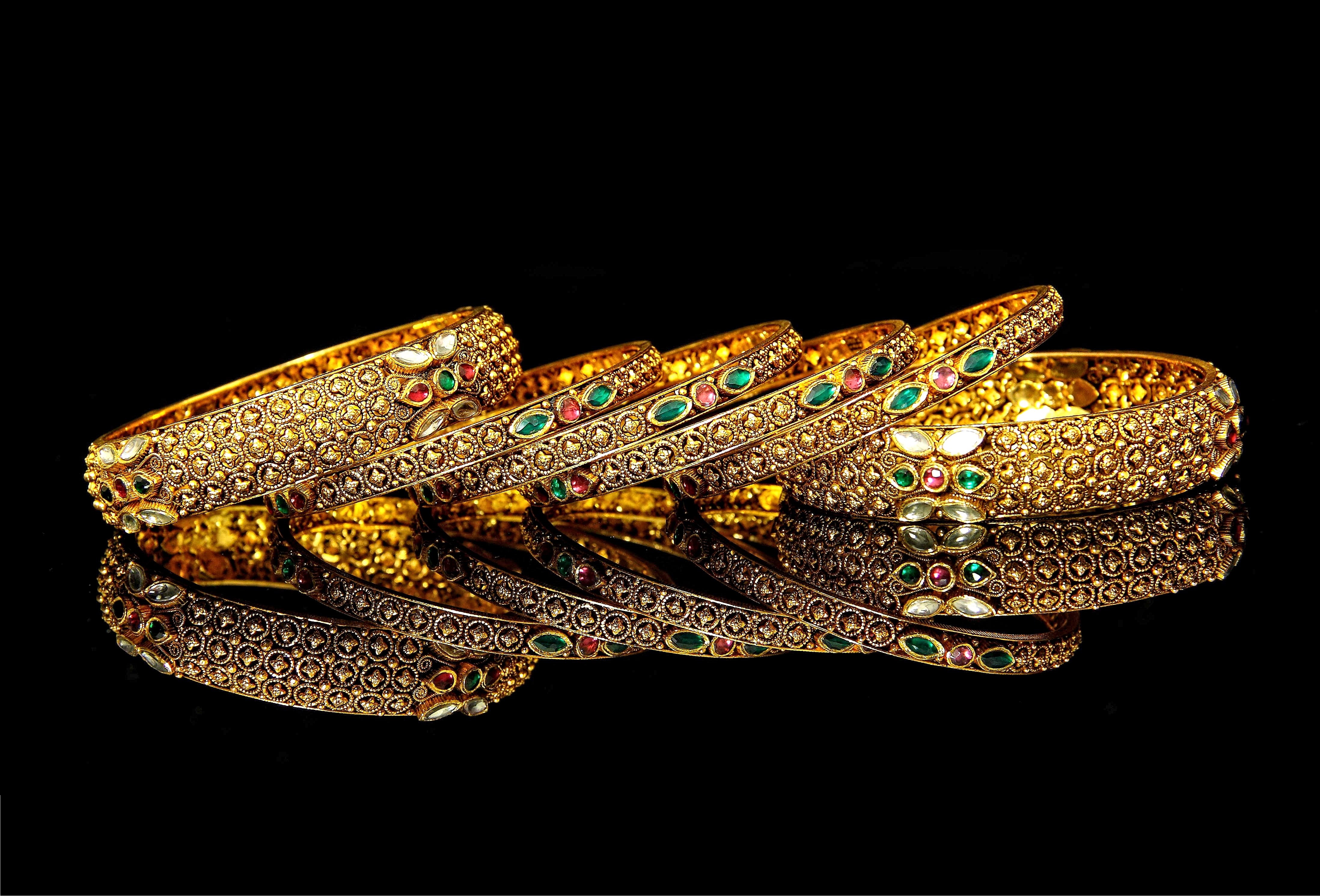 bracelets, reflection, gold glitter, 4K, gems, black background, gold jewelry, picture, HD Wallpaper