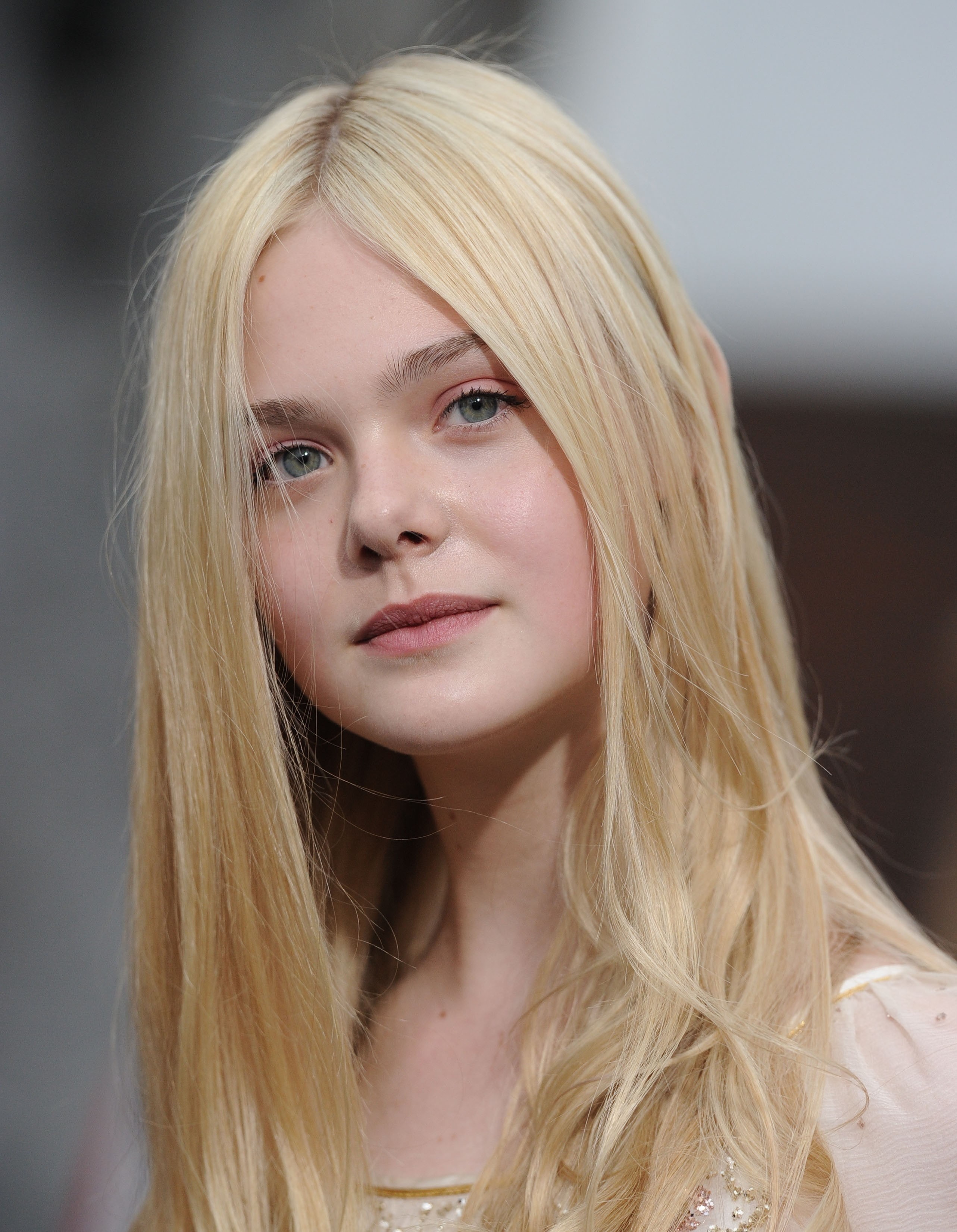 Elle Fanning, blonde, actress, celebrity, green eyes, face, women, 2K, looking at viewer, Phone HD Wallpaper