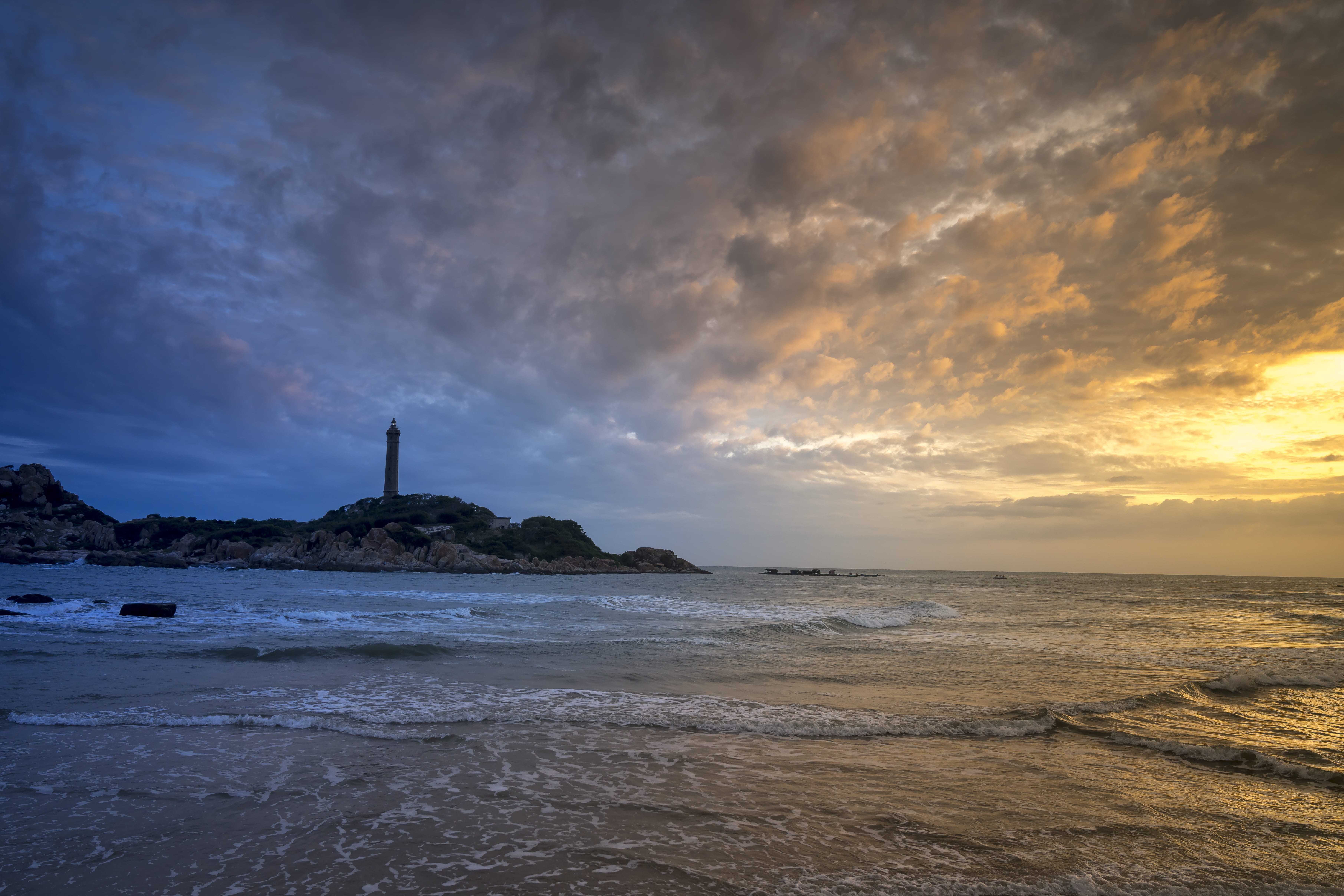 dawn, 5K, surf, seashore, light, evening, nature, background, sand, no people, clouds, travel, beach, cloudy, backlit, cloud - sky, horizon, HD Wallpaper