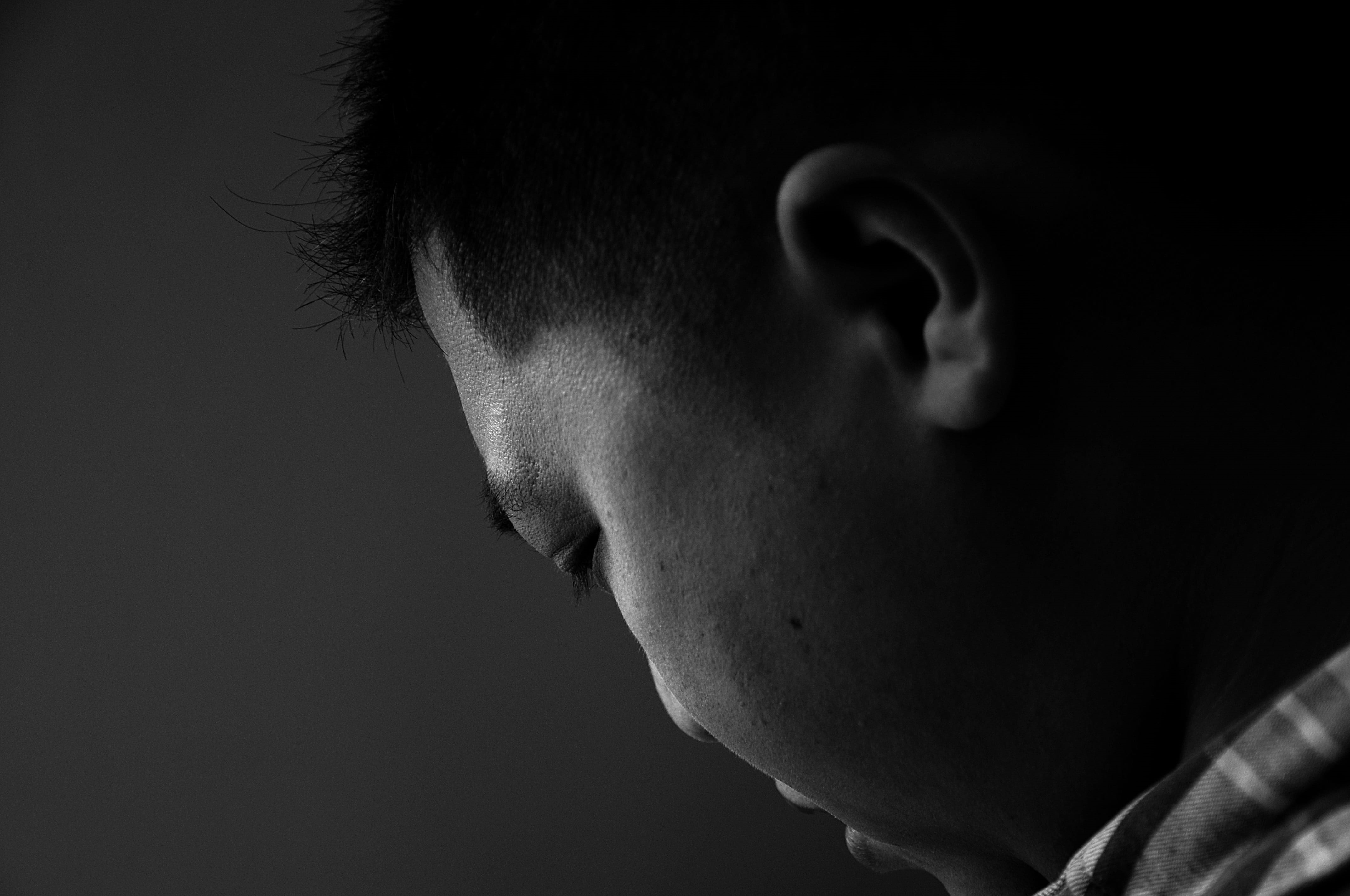 close-up, contrast, portrait, profile, boy, focus, 4K, men, shadow, person, black and white, studio, light, human body part, thinking, looking, body part, HD Wallpaper