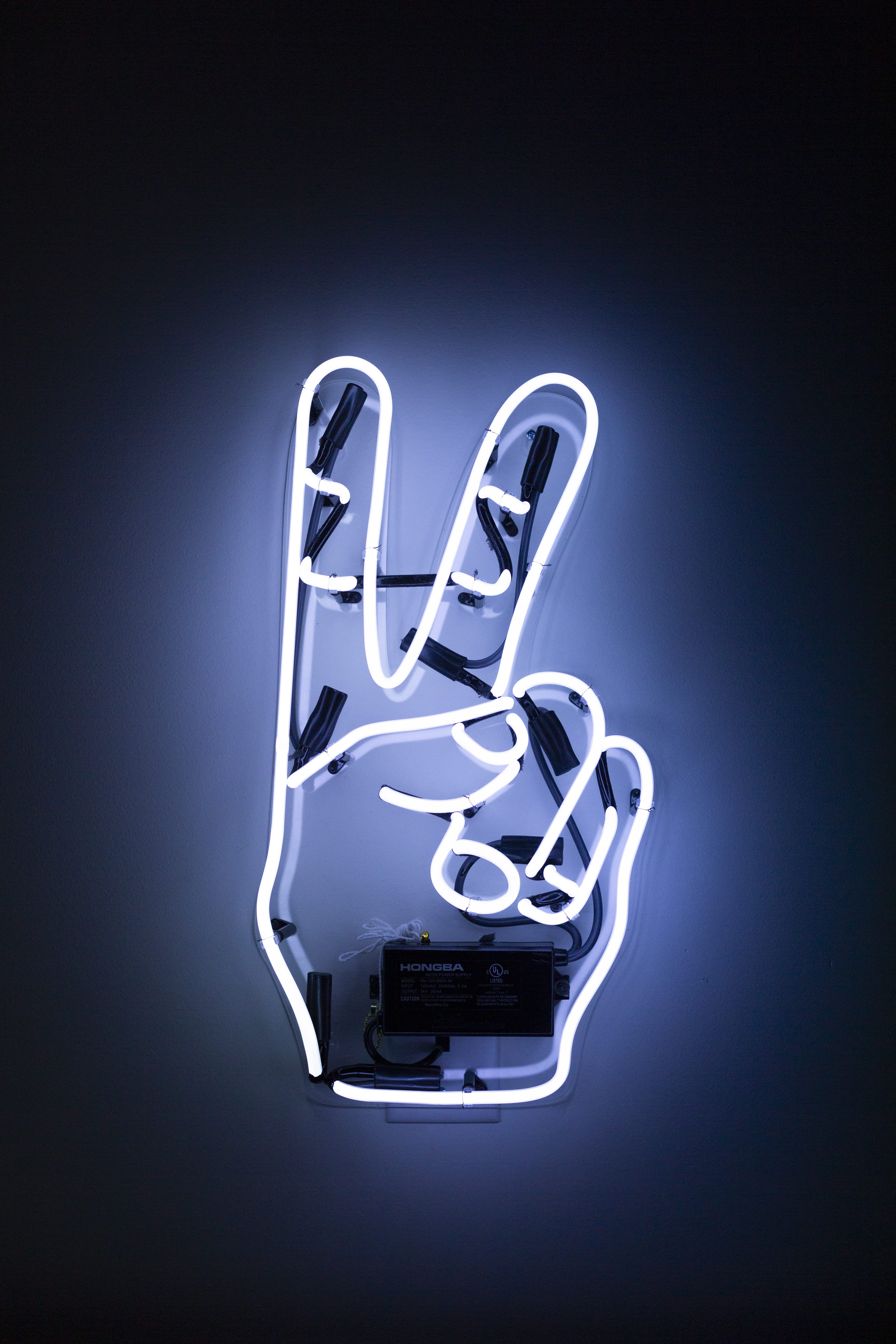 studio shot, 5K, gray background, close-up, global communications, vignette, business, blue, creativity, hand, emotion, indoors, sign, blue background, Phone HD Wallpaper