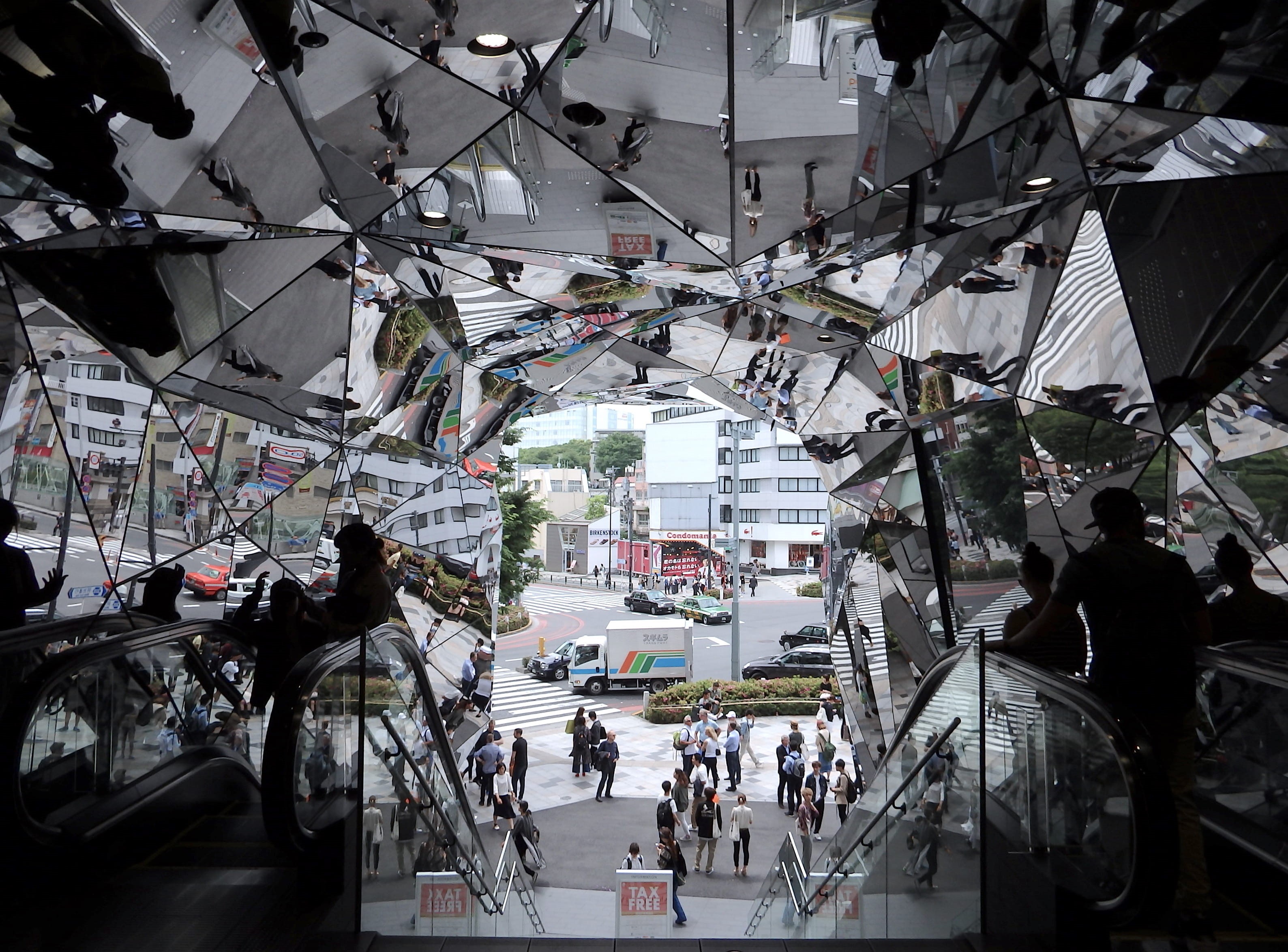 women, mirrors, large group of people, geometric, angle, big city, day, escalator, group of people, building exterior, harajuku, cars, city, transportation, HD Wallpaper