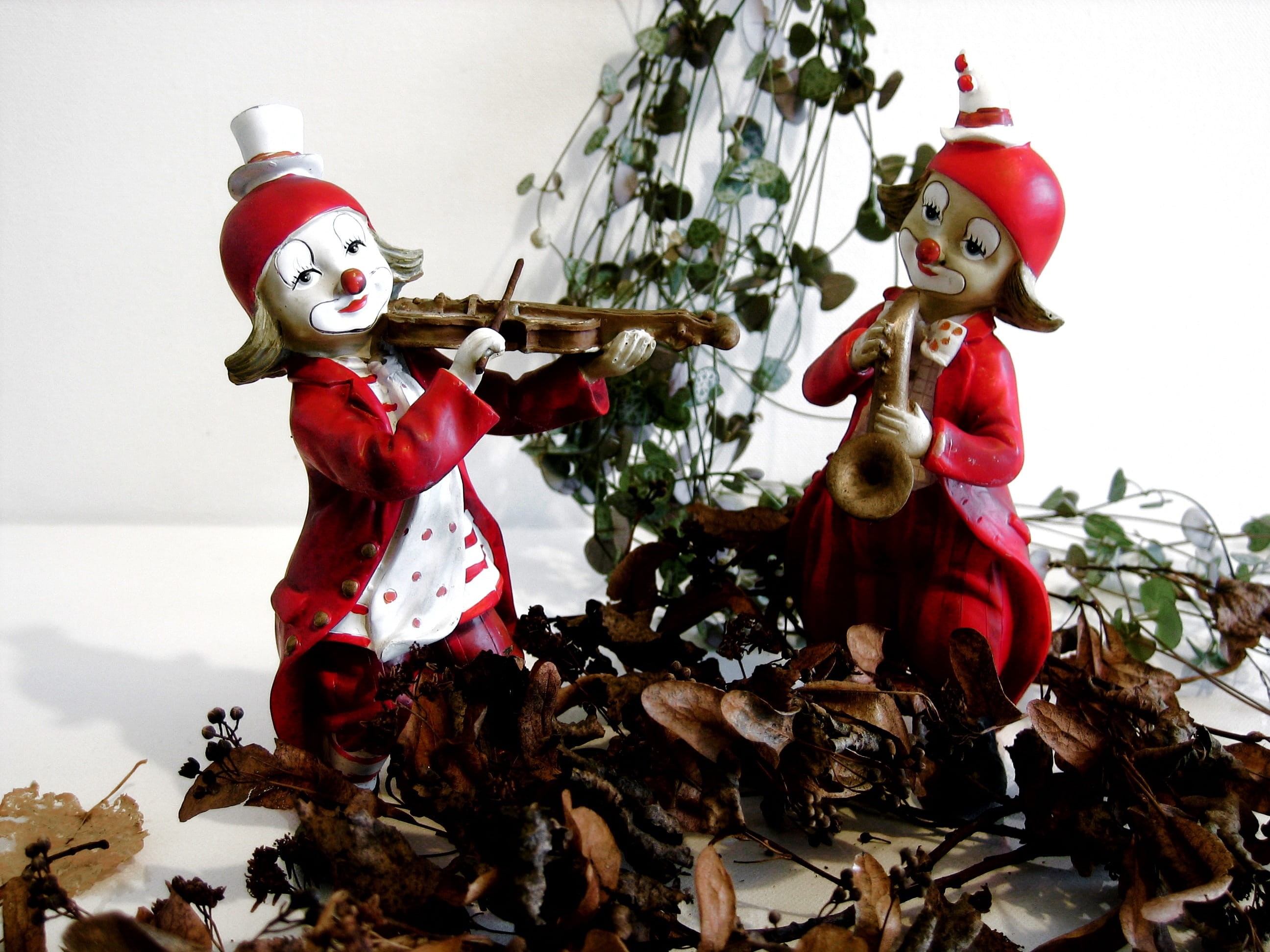 holidays And Celebrations, human body part, violin, adult, Music, mood, celebration, Clowns, indoors, ceramic, human representation, figurine, outdoors, HD Wallpaper