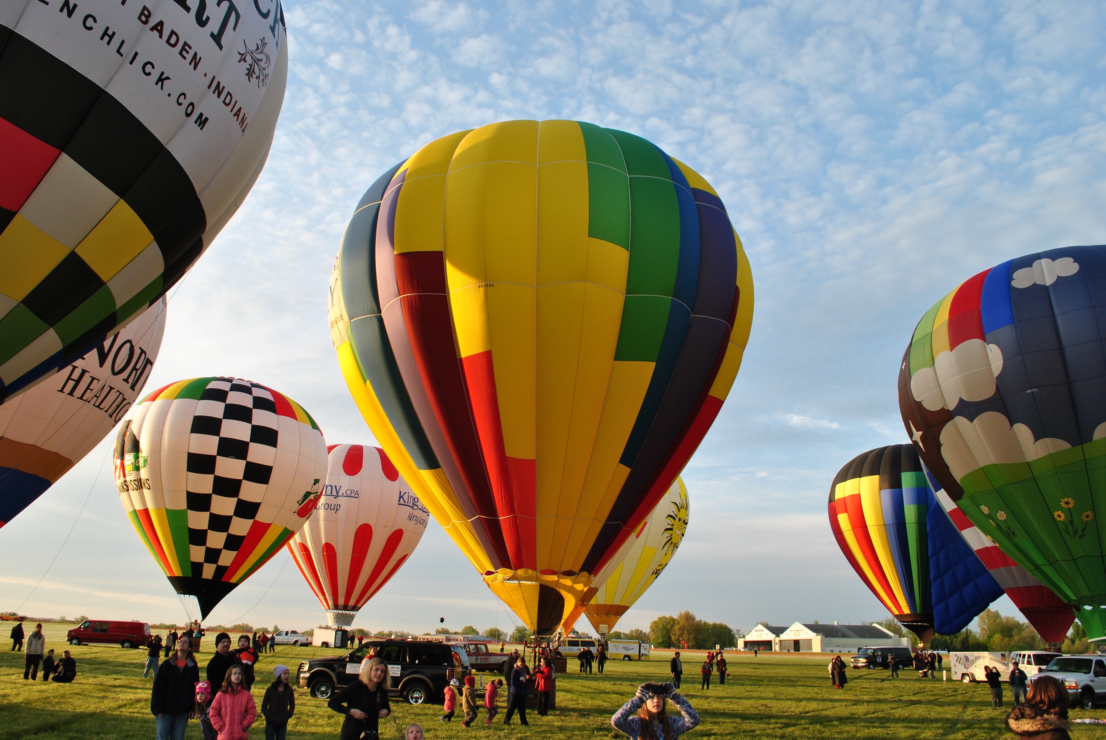 balloon, aerial, heat - Temperature, standing, fly, inflated, transportation, bright, outdoors, adventurous, balloons, real people, colours, soar, aeronautical, HD Wallpaper
