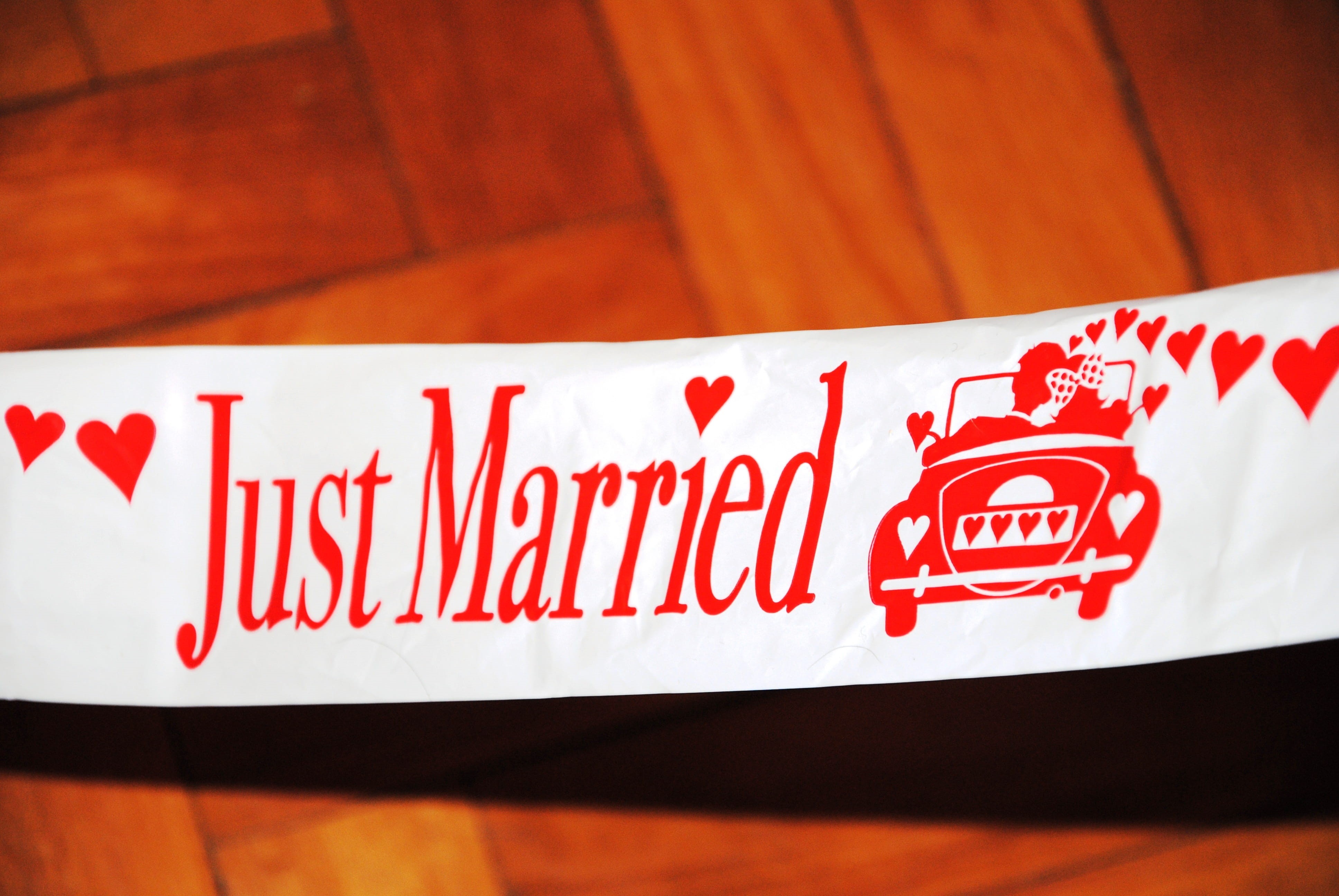 Just Married, indoors, Shield, high angle view, communication, band, white color, wedding fair, love, bride and groom, architecture, text, marry, fast food, HD Wallpaper