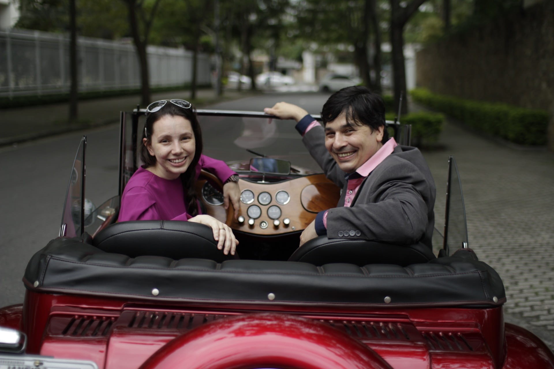 smiling, couple - relationship, sitting, portrait, motor vehicle, 1080P, women, casual clothing, Couple, men, vintage, adult, outdoors, red, togetherness, HD Wallpaper