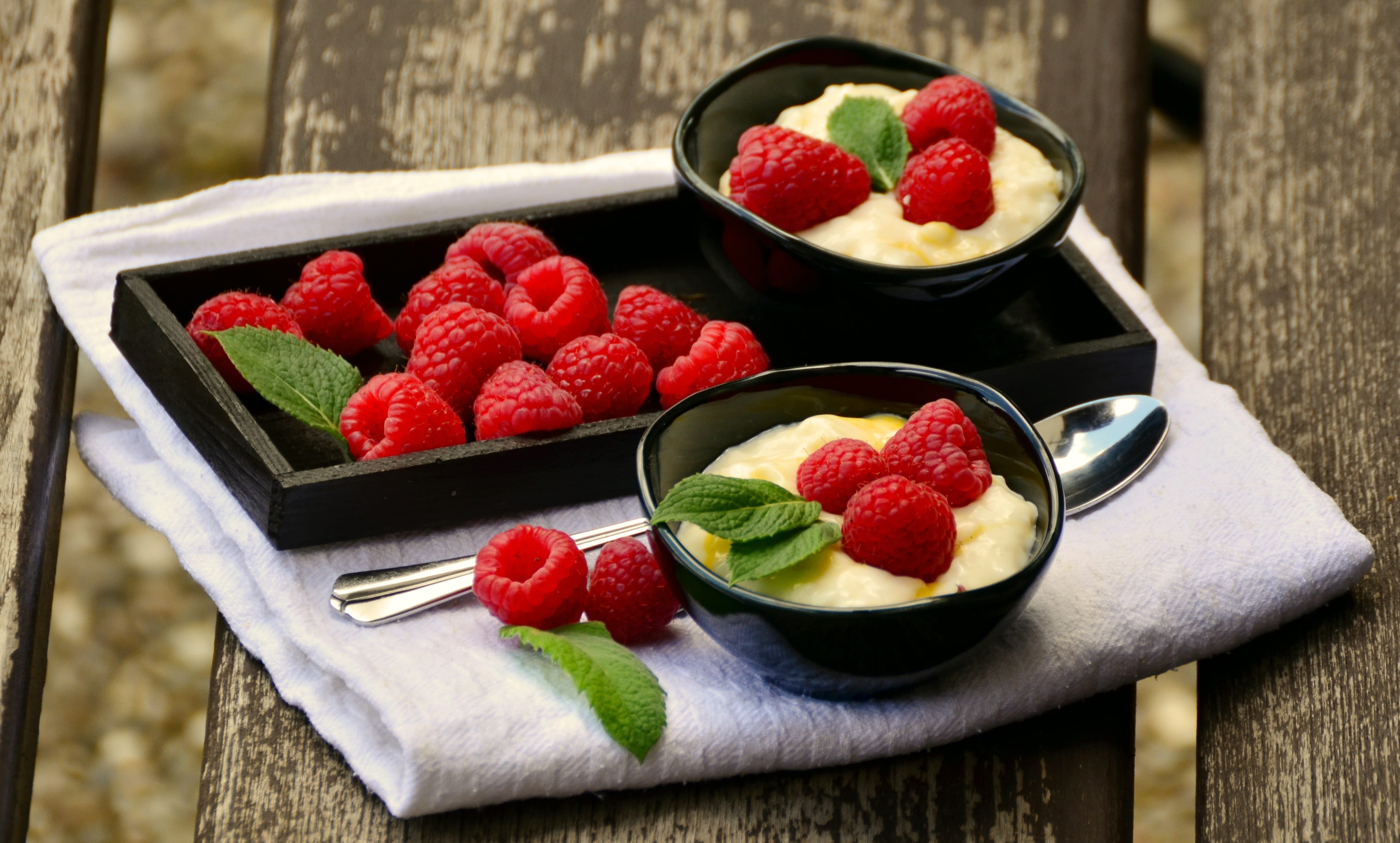 summer, red, wood - material, wreak, fruits, tray, wellbeing, close-up, raspberry, no people, freshness, black, food and drink, indulgence, ceramic, strawberry, HD Wallpaper