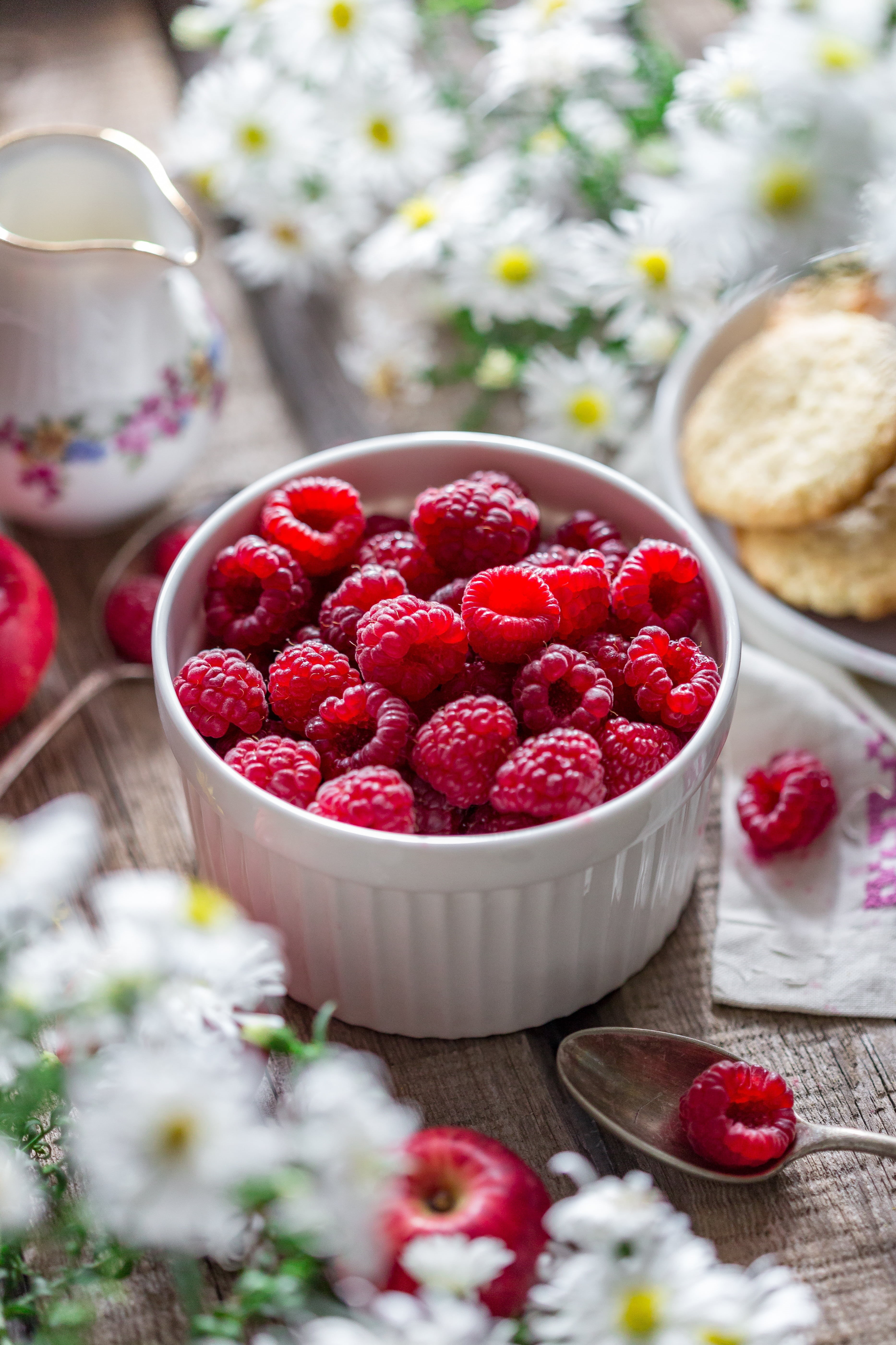 food and drink, flowering plant, raspberries, morning, ready-to-eat, close-up, ceramic, selective focus, closeup, focus, breakfast, no people, day, berries of a raspberry, Phone HD Wallpaper