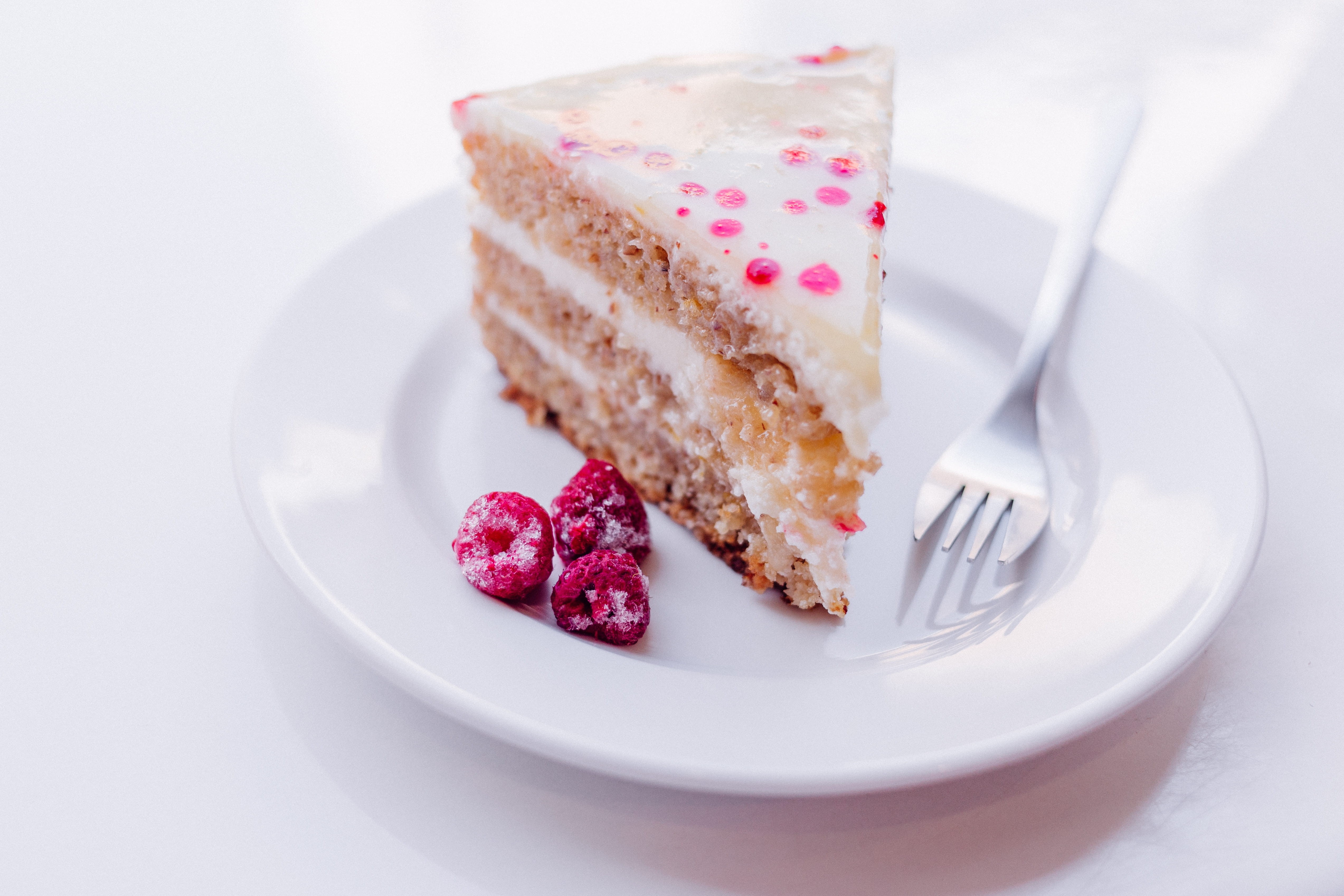 indoors, dessert, plate, kitchen utensil, pastry, studio shot, bread, slice, white, refreshment, gourmet, food, 4K, slice of cake, close-up, baked, food And Drink, HD Wallpaper