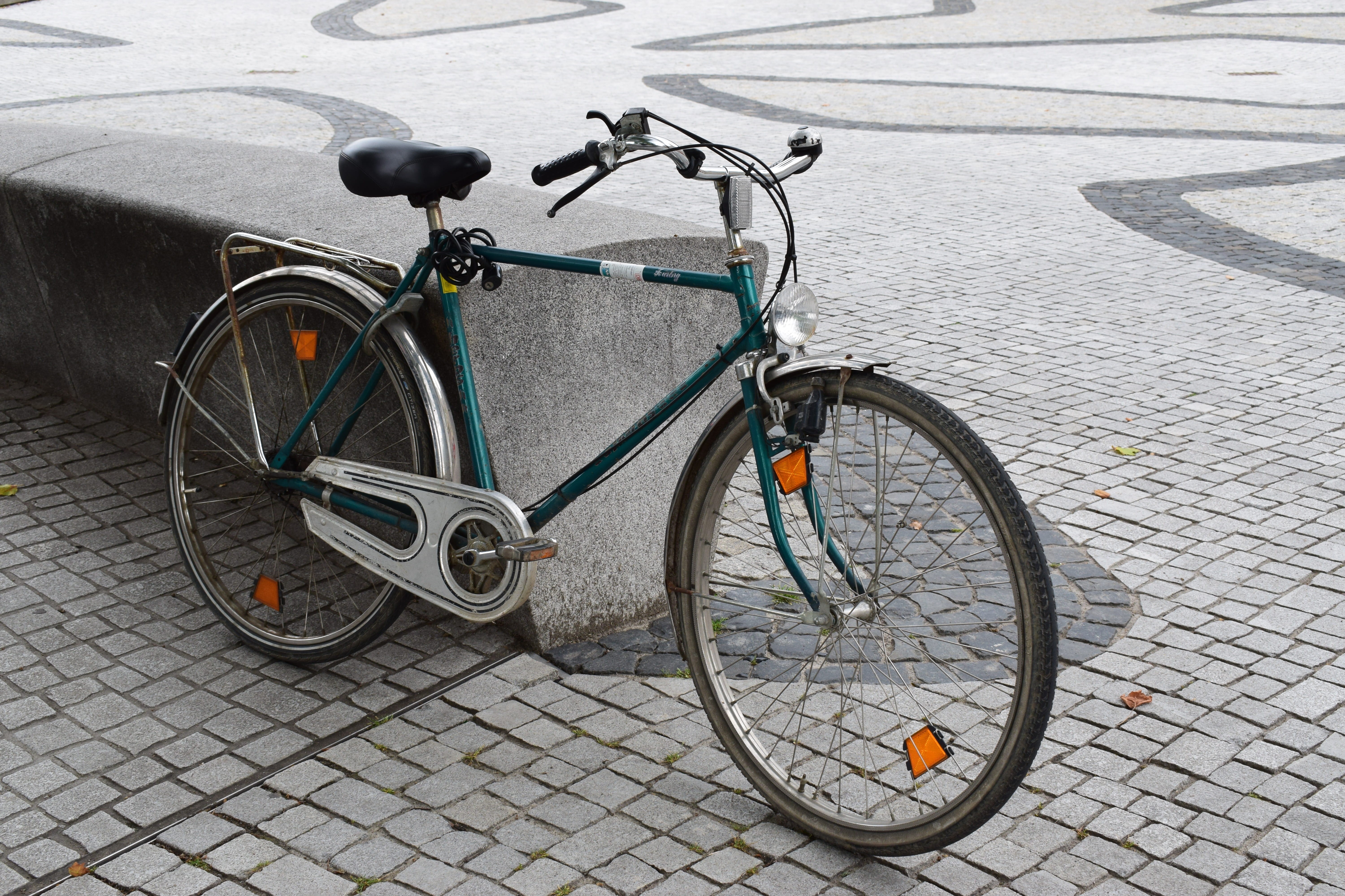 land vehicle, high angle view, green, parking, bicycle basket, saddle, day, cobblestone, bike, vintage, transport, bicycle, wall, spoke, cycling, wheel, HD Wallpaper