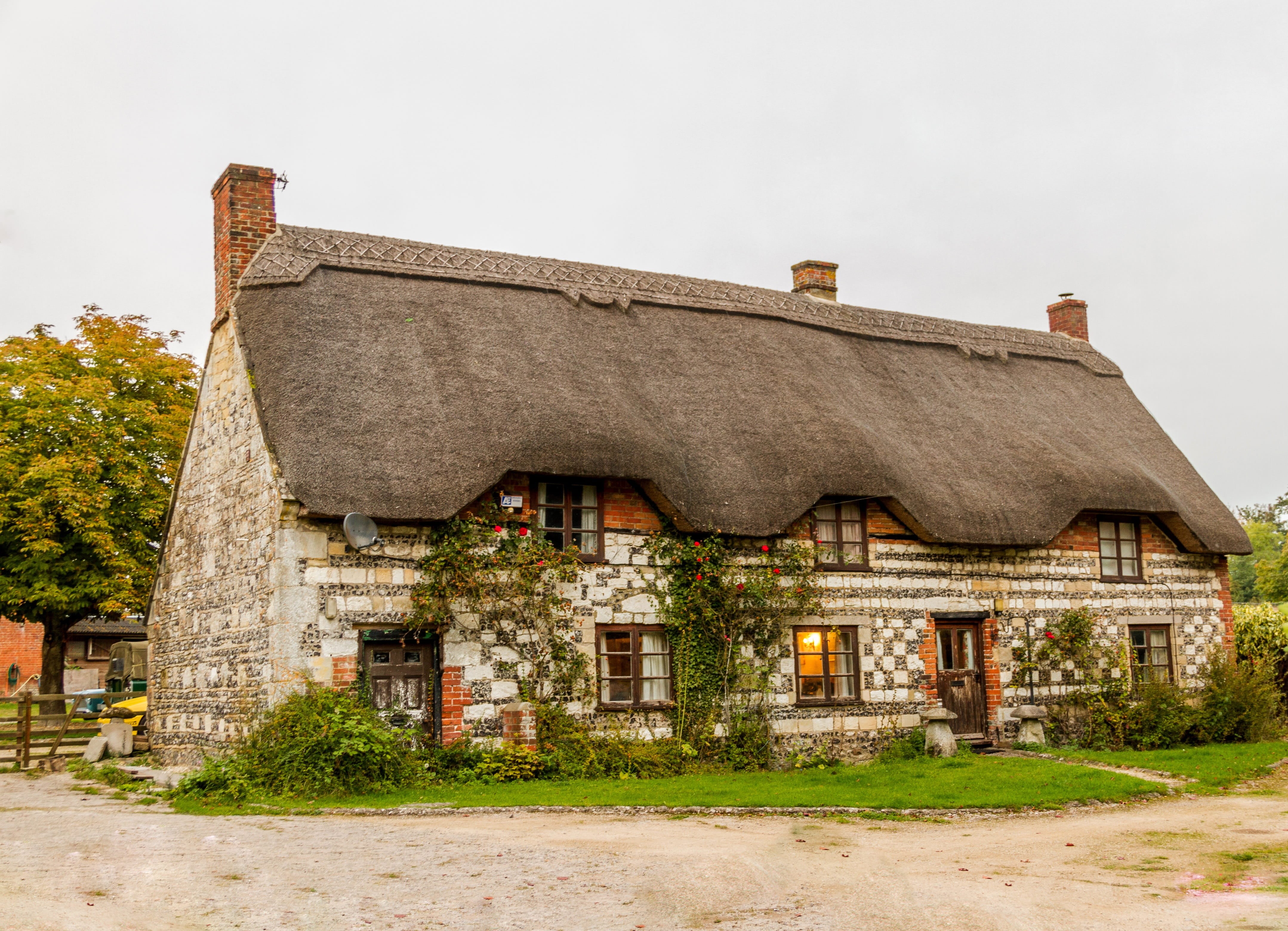outdoors, bungalow, country, facade, no people, landscape, residential district, thatch roof, building exterior, history, photo, architecture, rural scene, HD Wallpaper