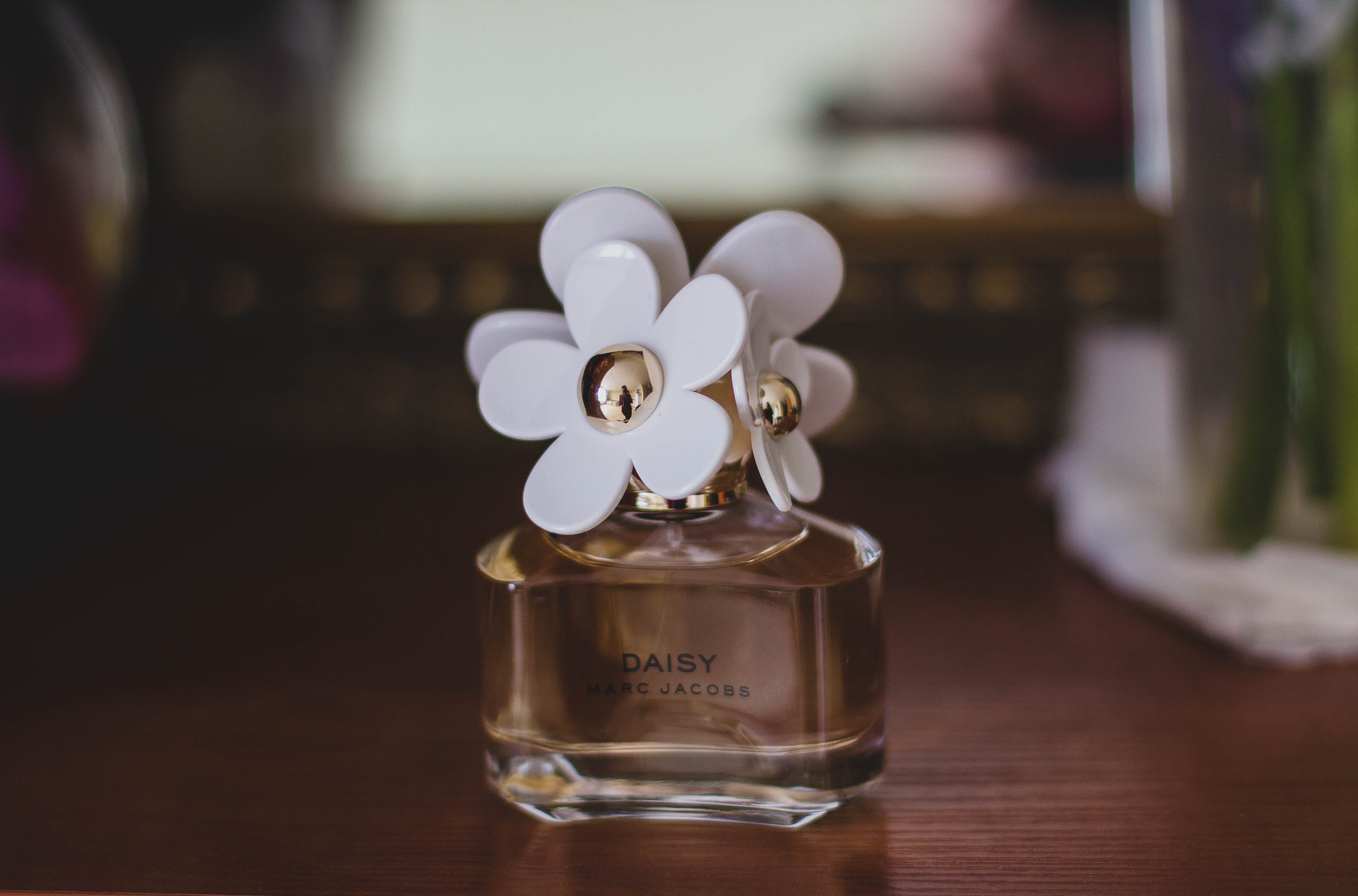 4K, fragrance, perfume, wood - material, text, food, drinking glass, no people, glass, refreshment, marc, daisy, close-up, food and drink, blur, jar, bottle, HD Wallpaper