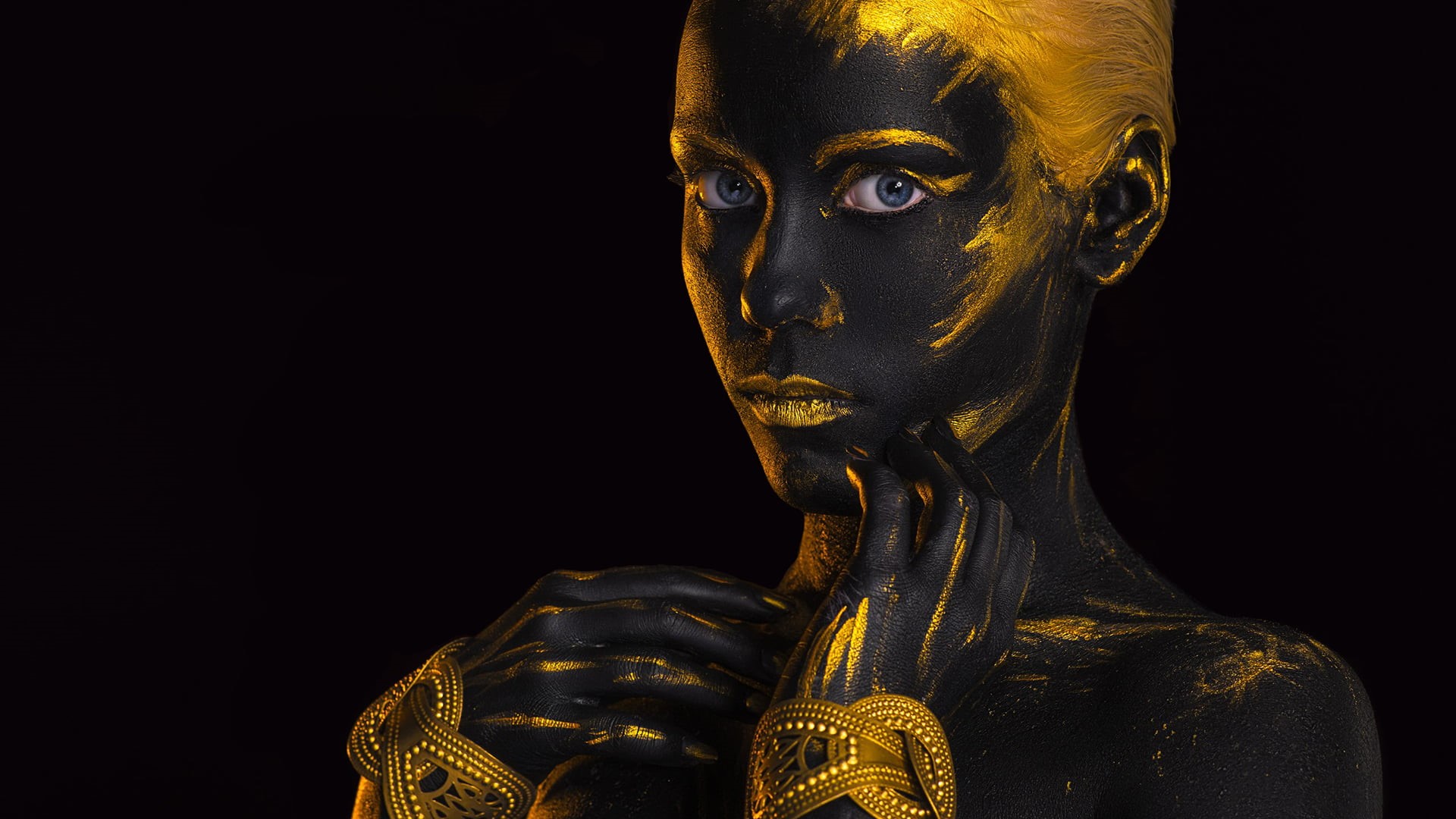 studio shot, portrait, close-up, 1080P, blue eyes, headshot, colorful, women, hands, human body part, copy space, adult, gold, sculpture, black background, HD Wallpaper