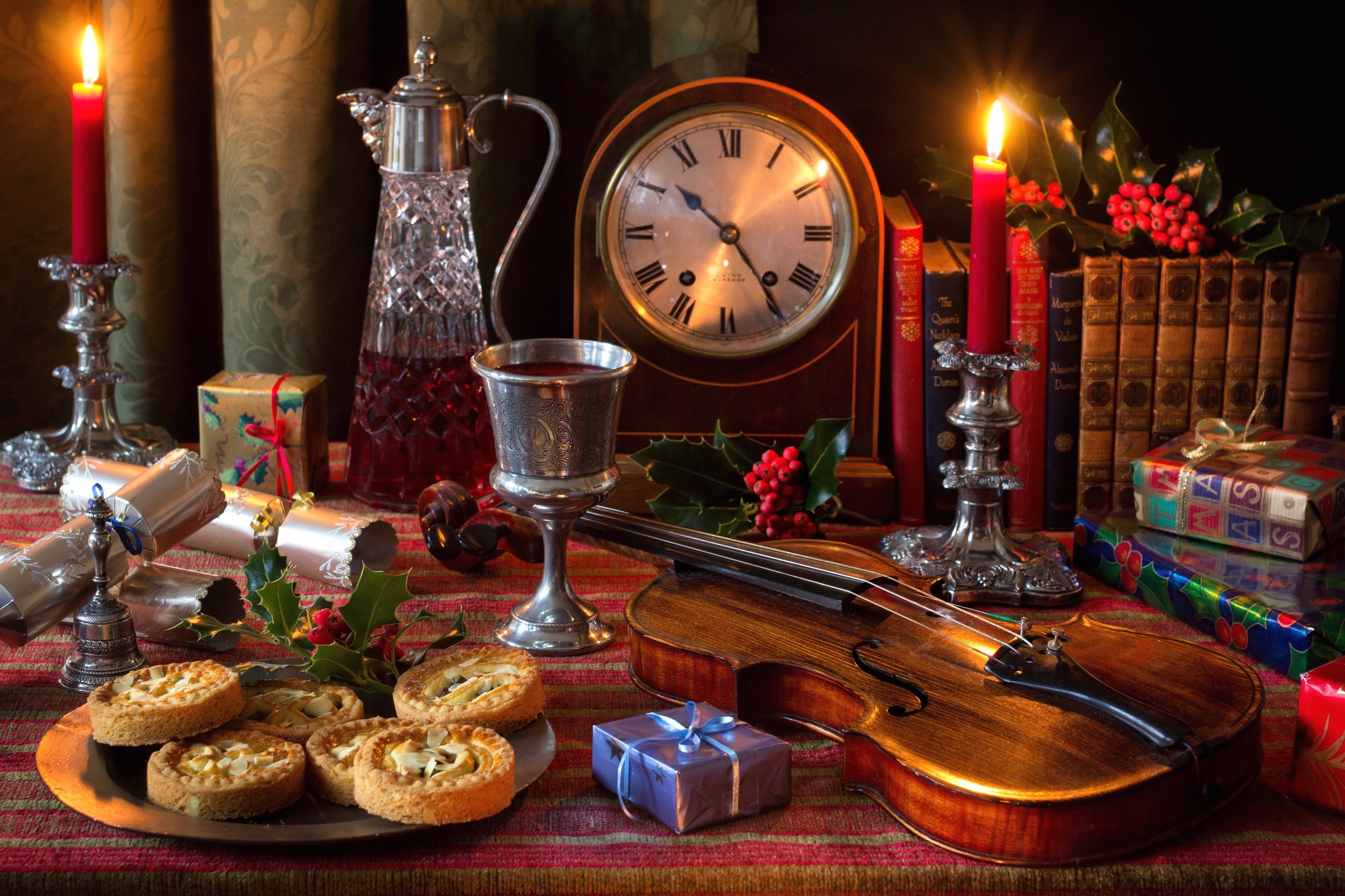 arrangement, table, 2K, violin, wine, fire, books, wood - material, illuminated, fire - natural phenomenon, decoration, indoors, still life, cookies, gifts, HD Wallpaper
