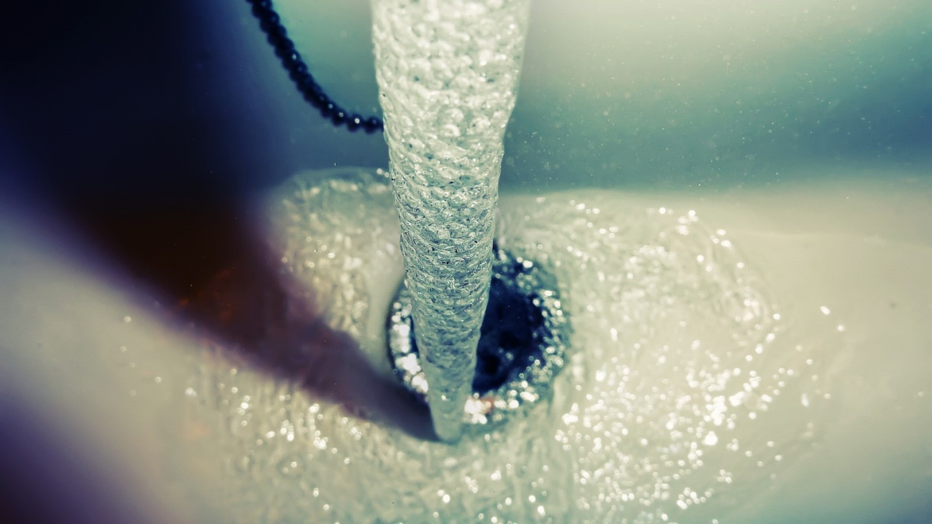 chains, shiny, 1080P, shadow, cold temperature, underwater, water, selective focus, ice, vortex, indoors, drains, blue, nature, motion, drop, bubbles, HD Wallpaper