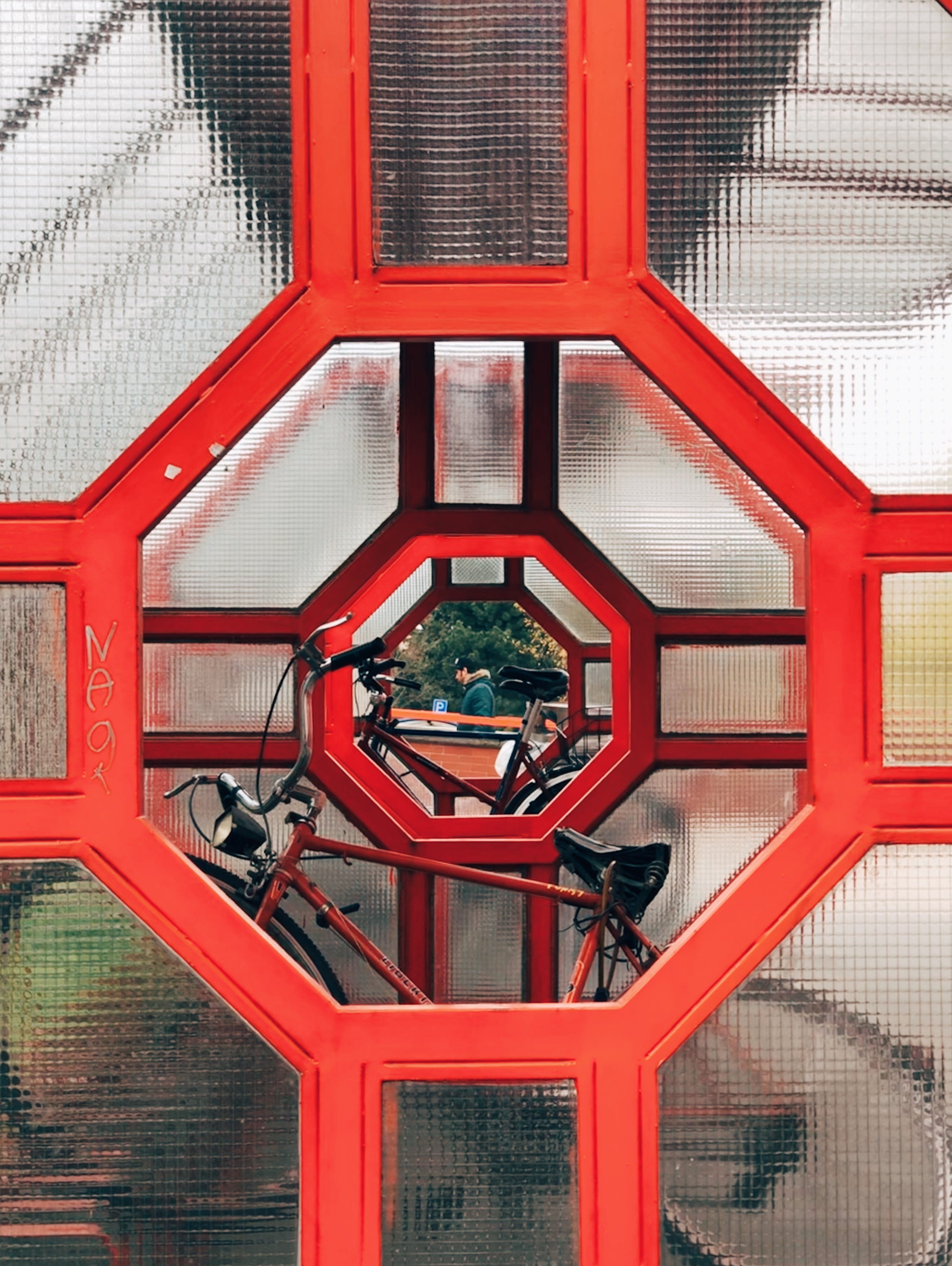 pardubice i, pardubice, 2K, wall - building feature, sphere, k polabinám 1894, metal, pattern, belief, octagon, religion, window, česká republika, geometric shape, Phone HD Wallpaper
