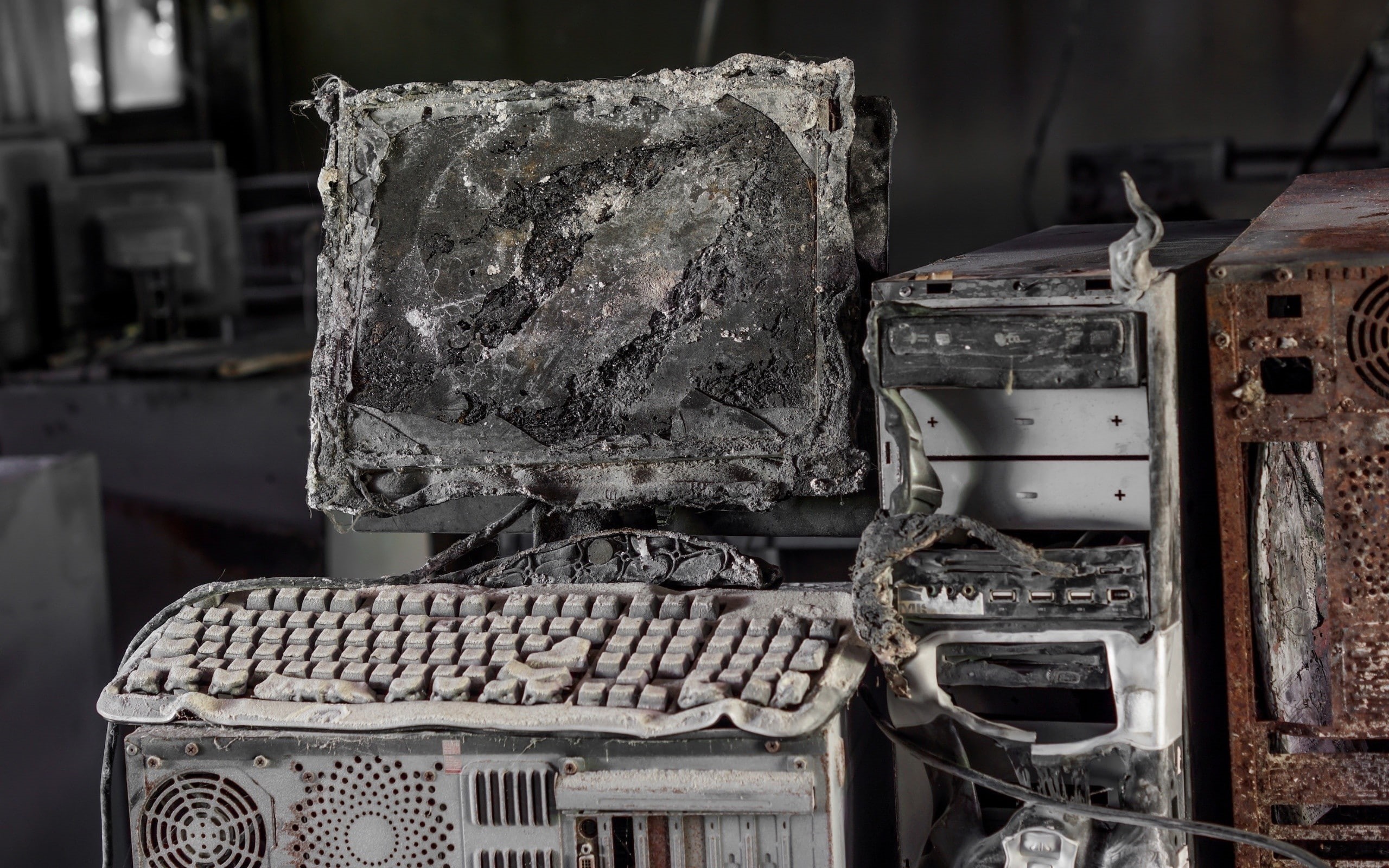 depth of field, computer, 2K, plastic, rust, keyboards, melted, fire, destruction, HD Wallpaper