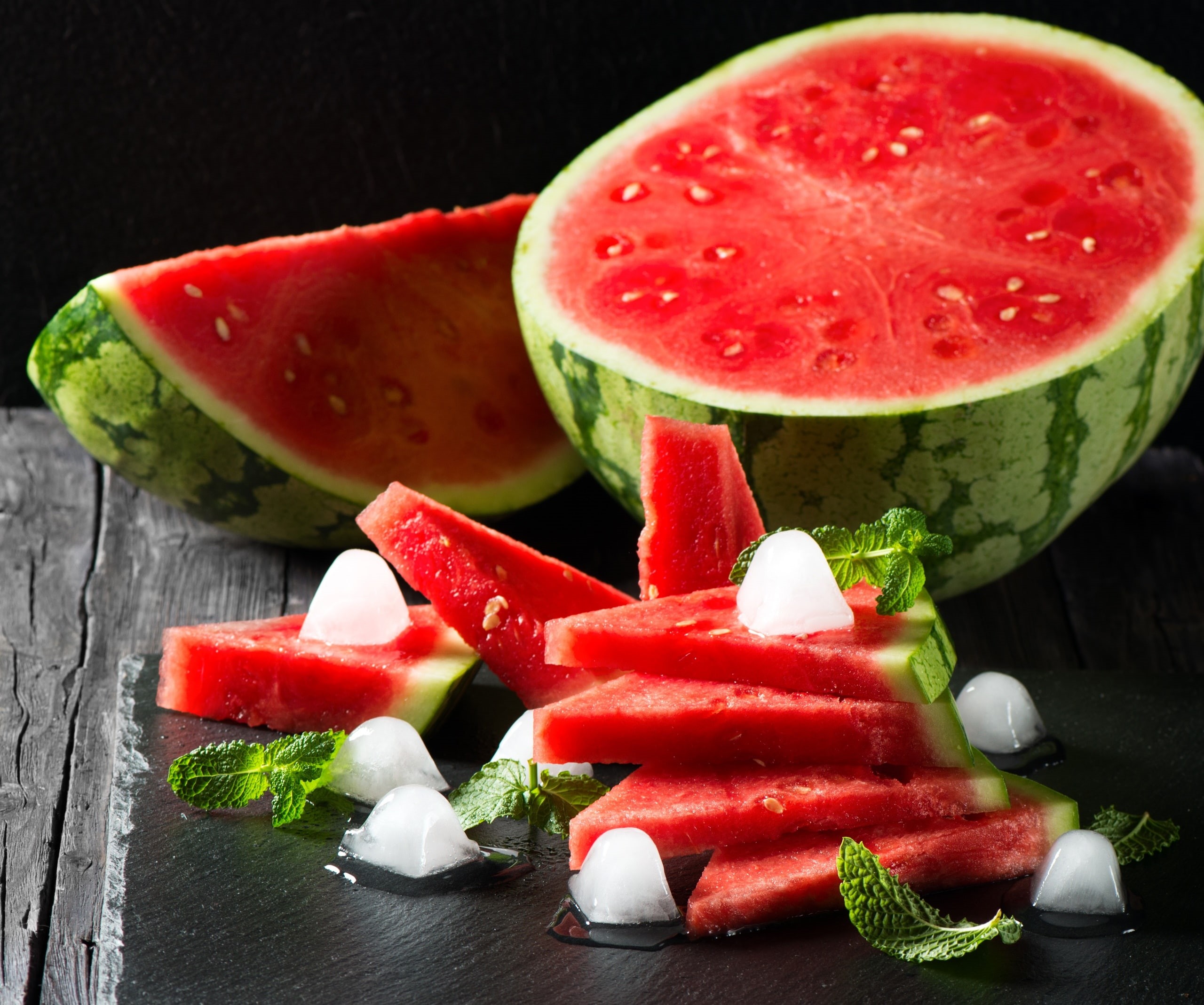 food and drink, cross section, wood - material, ripe, healthy eating, 2K, green color, black background, food, still life, chopped, ice cubes, raw food, HD Wallpaper