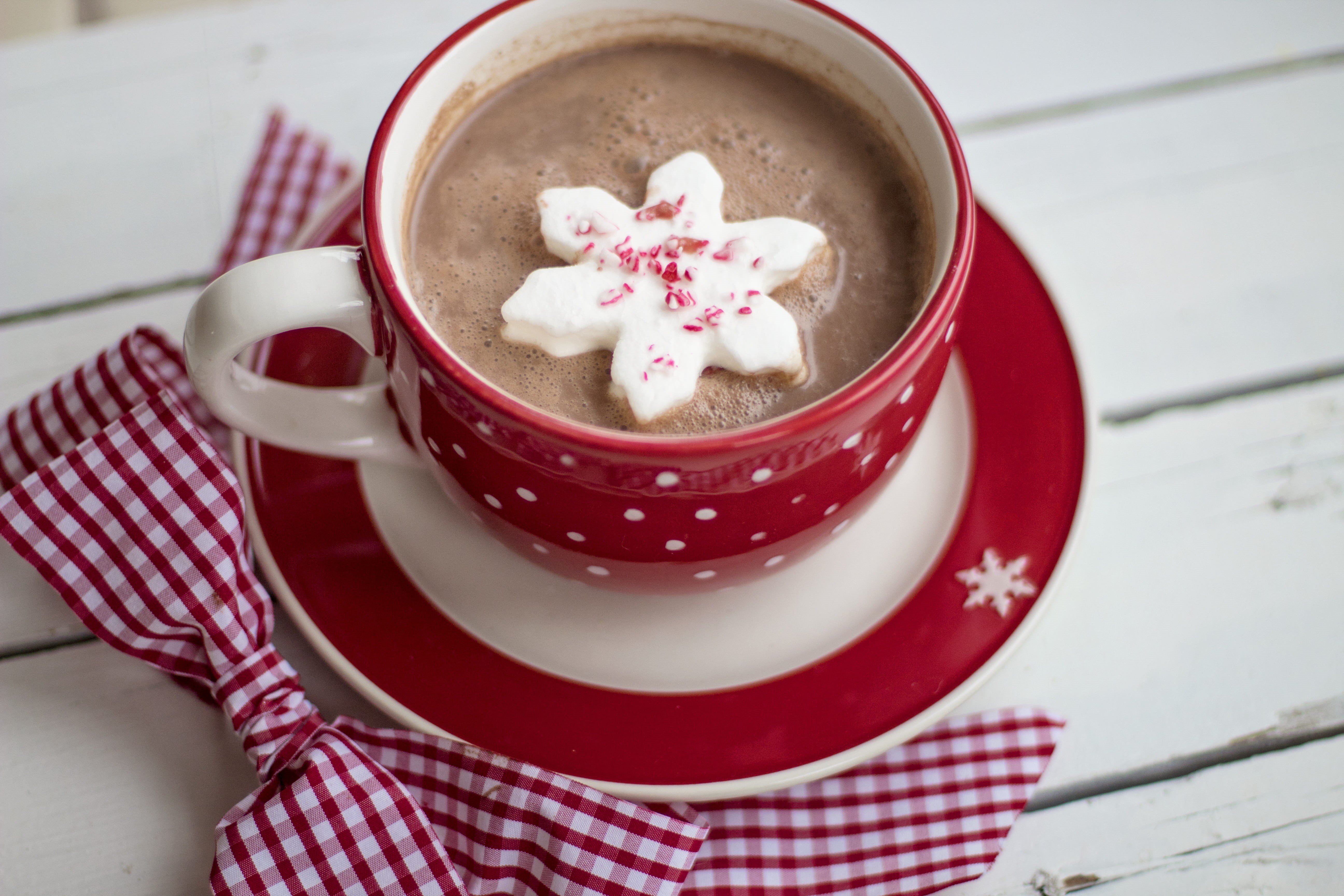 delicious, beverage, saucers, 5K, indoors, red, holiday, warm, chocolate, sweet food, christmas, freshness, food and drink, white, sweet, crockery, indulgence, HD Wallpaper