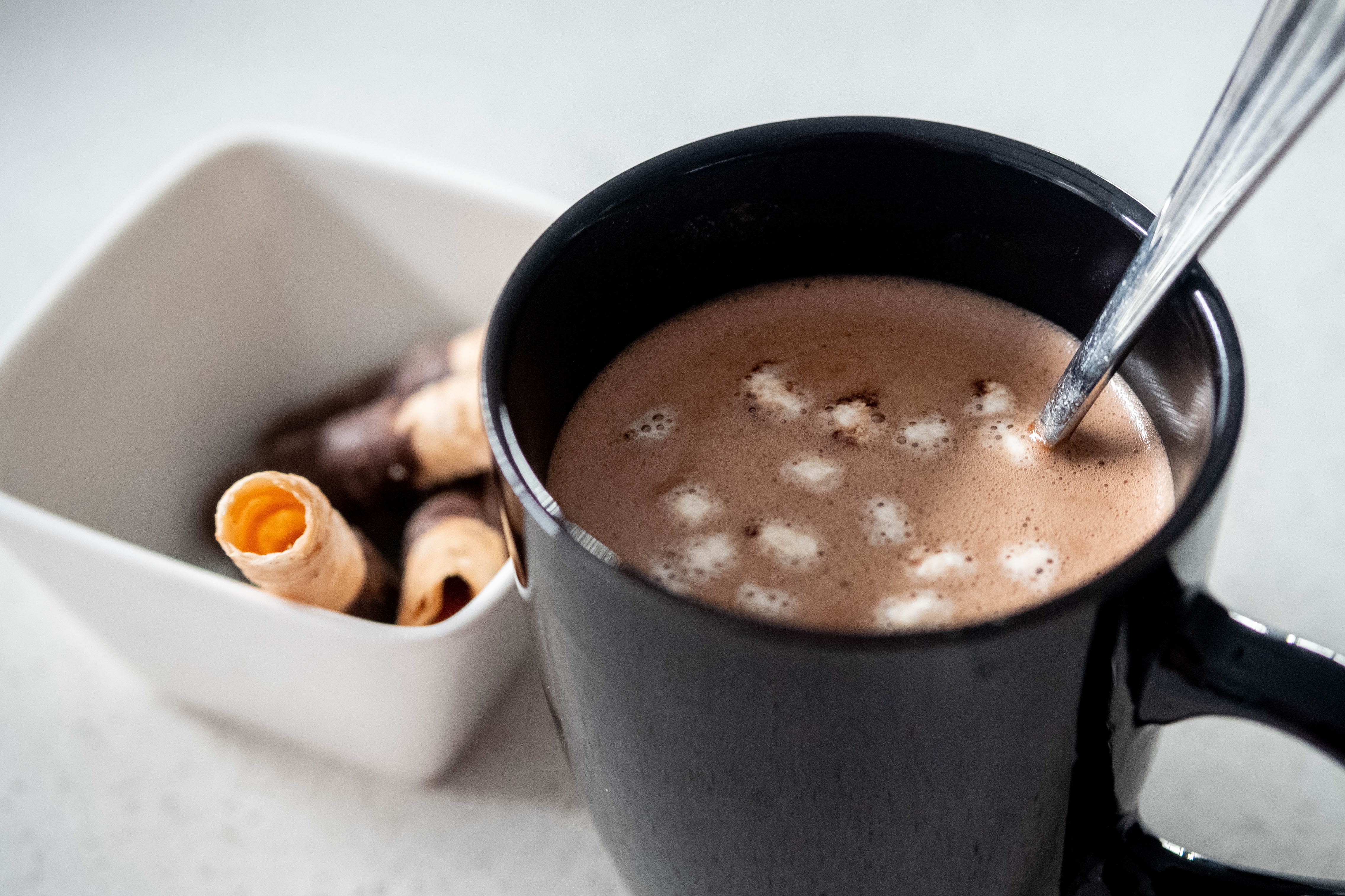 crockery, hot drink, bowl, mug, kitchen utensil, eating utensil, still life, delicious, breakfast, tasty, snack, blur, white, coffee - drink, 4K, latte, HD Wallpaper