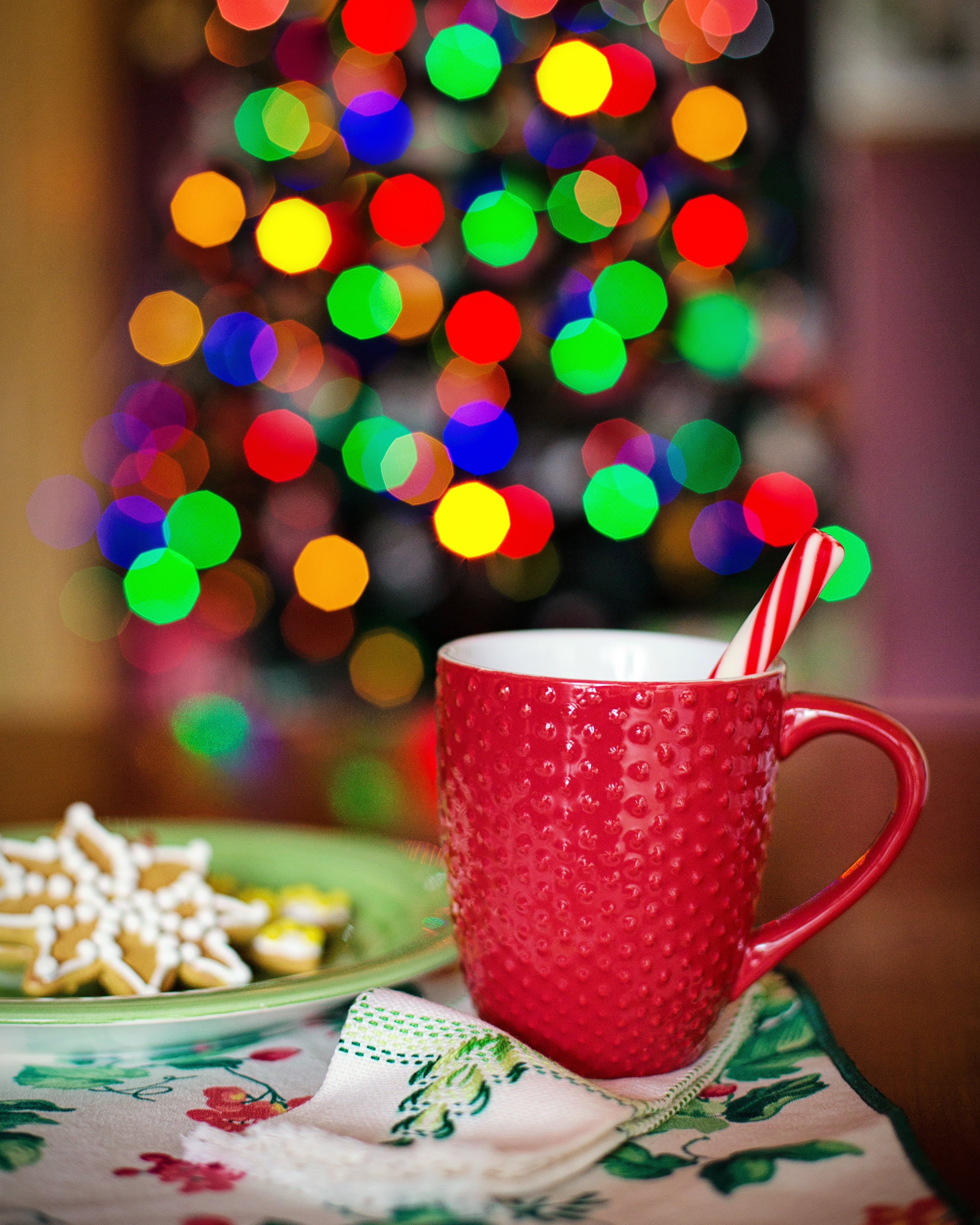 drink, food, christmas decoration, chocolate, red, candy cane, christmas tree, selective, photo, table, snack, cozy, hot chocolate, tree, close-up, holiday, Phone HD Wallpaper