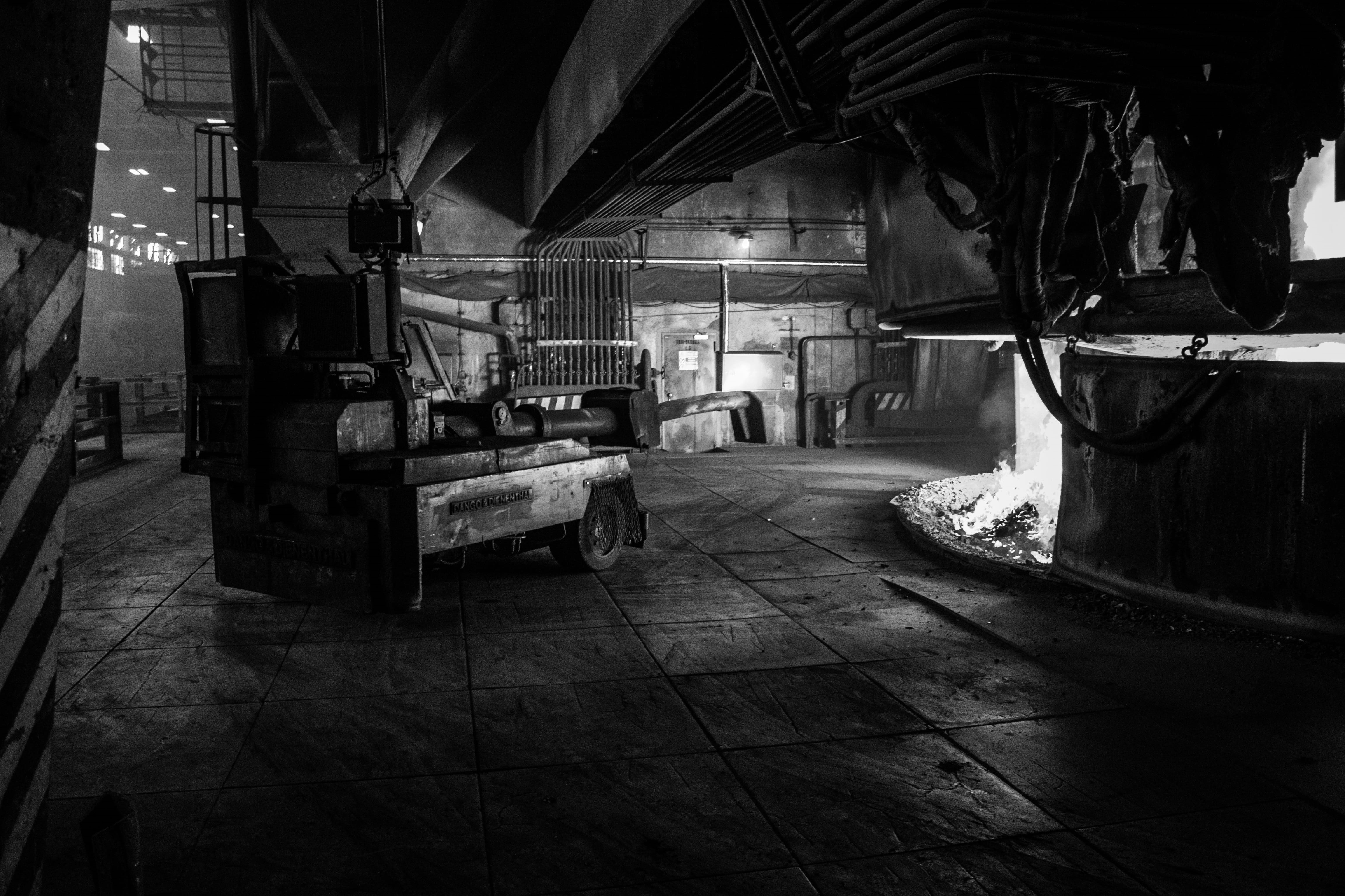 market, seat, 4K, food and drink, radiance, no people, transportation, a ferro-alloy, window, architecture, absence, furniture, business, fire, old, day, HD Wallpaper