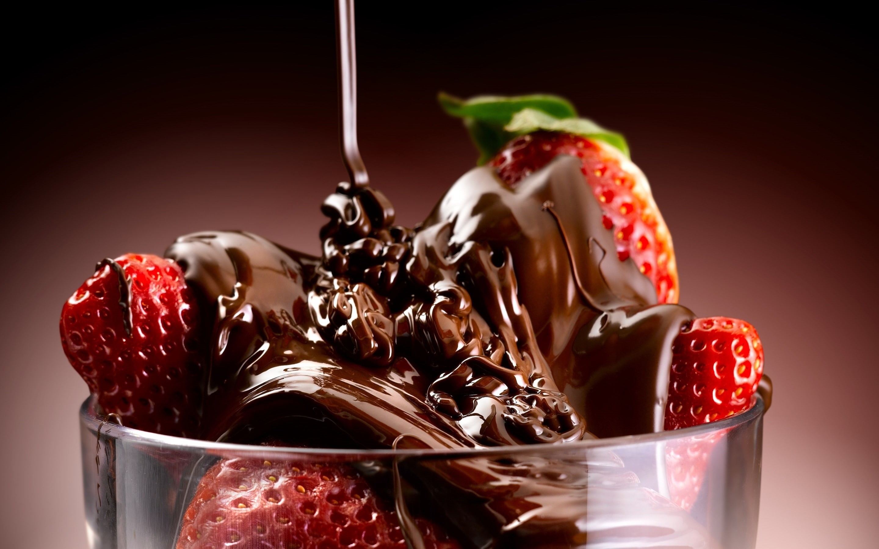 chocolate, strawberries, 2K, fruit, strawberry, syrup, top, dessert, HD Wallpaper