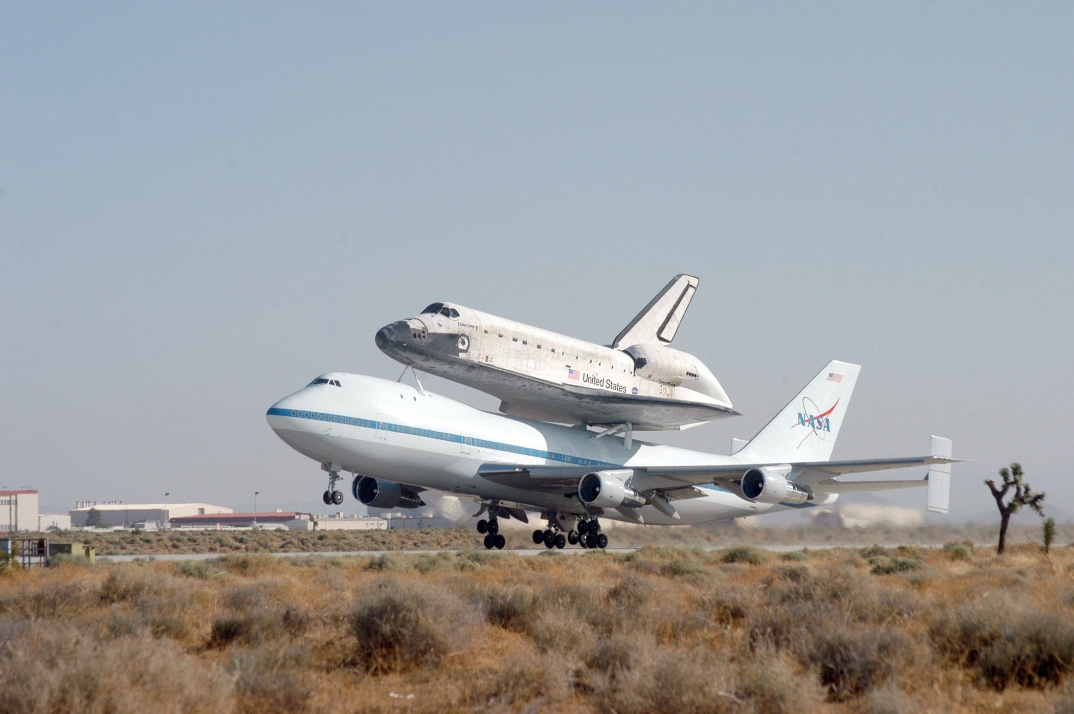 landing - Touching Down, piggyback, private Airplane, plant, clear sky, boeing, Nasa, fly, airport, edwards air force base, no people, airport runway, grass, HD Wallpaper