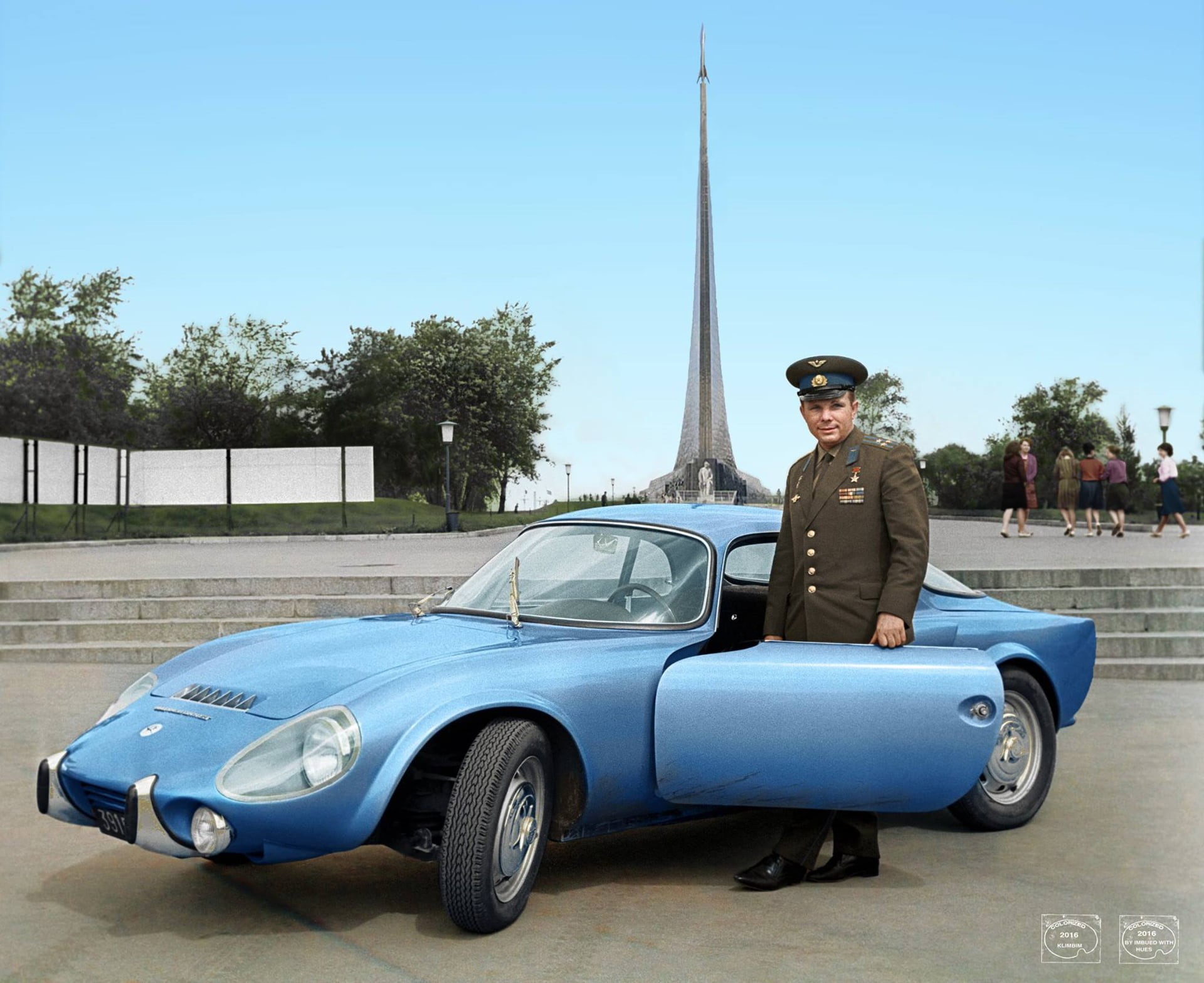 standing, men, coupe, motor vehicle, Cosmonauts Alley, sports, day, full length, lifestyles, Monument to the Conquerors of space, transportation, blue, HD Wallpaper