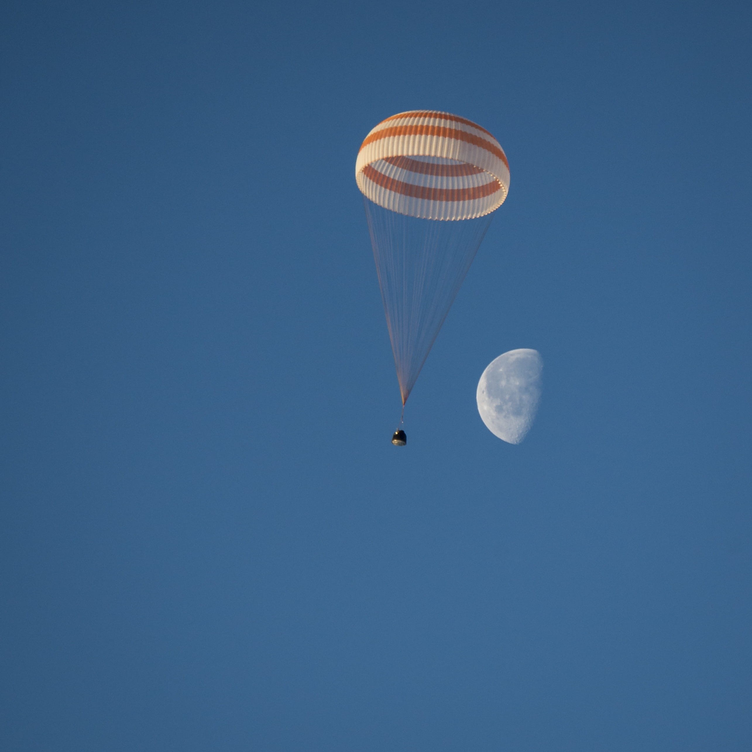 cosmonauts, balloon, air, clear sky, spacecraft, hot, transportation, leisure activity, mission, hot air balloon, adventure, extreme sports, flight, white, Phone HD Wallpaper
