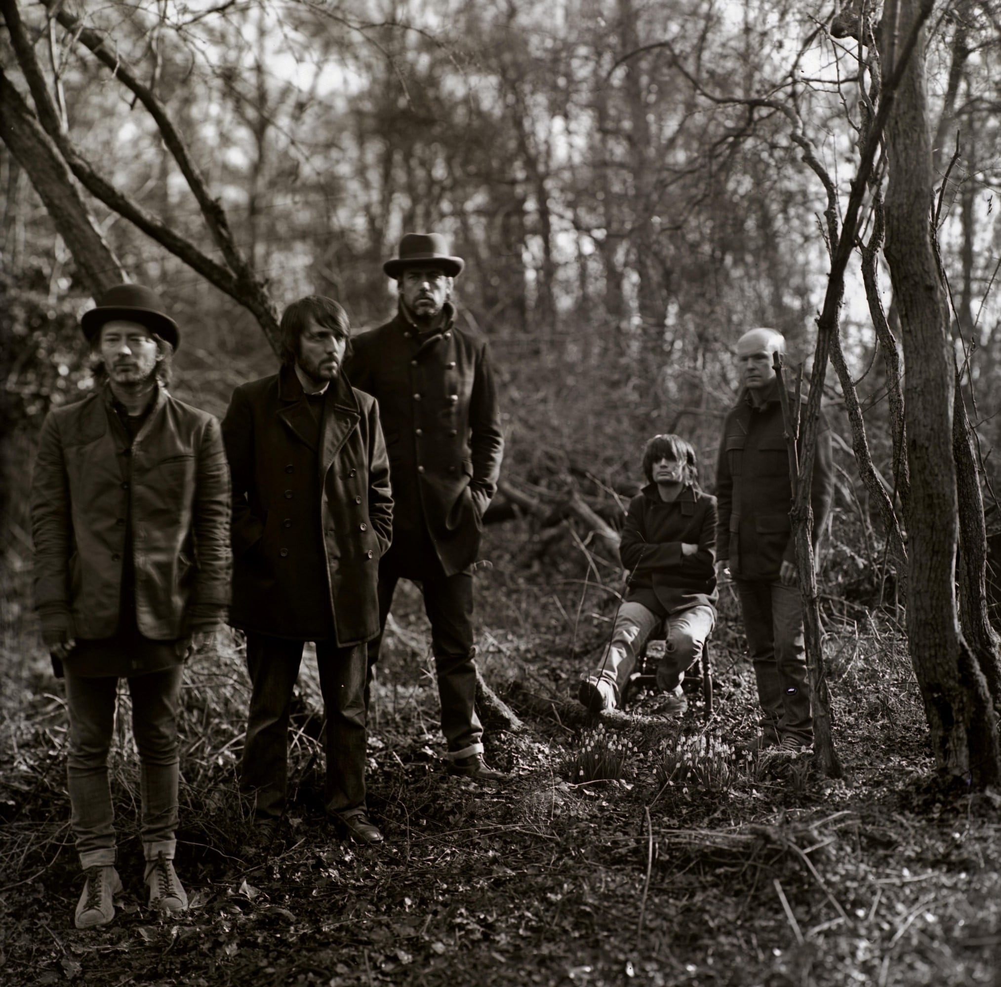 bonding, 1080P, son, Radiohead, singer, men, mature men, leisure activity, full length, land, men outdoors, black, group of people, warm clothing, woodland, HD Wallpaper