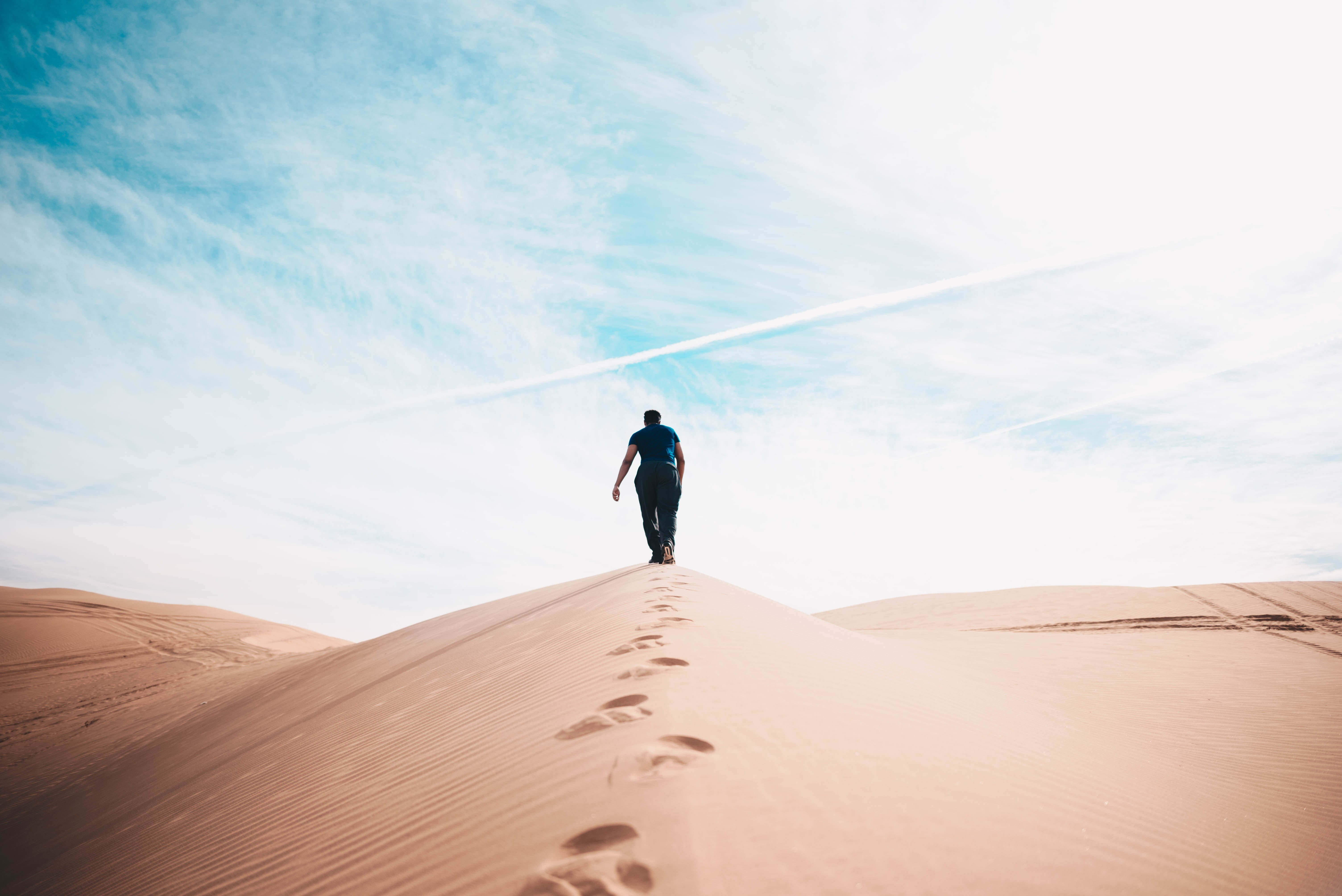 one person, 5K, vacations, men, s, climate, leisure activity, landscape, shirt, holiday, sand dune, land, footprints, beauty in nature, desert, trip, standing, HD Wallpaper