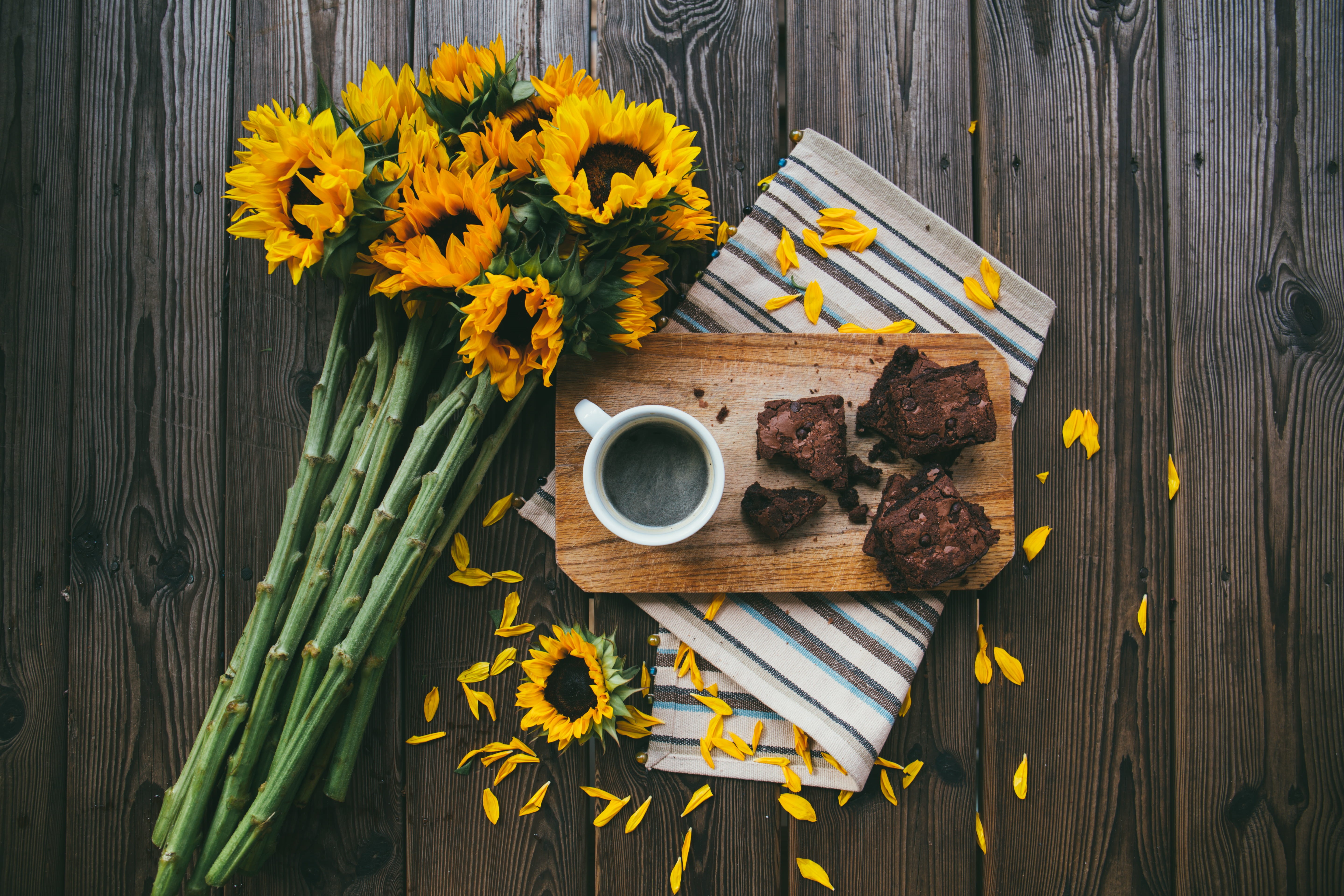 coffee mug, directly above, lay, wood - Material, board, ceramic, flower head, rectangular, sunflowers, food, nature, no people, indoors, bouquet, petal, HD Wallpaper