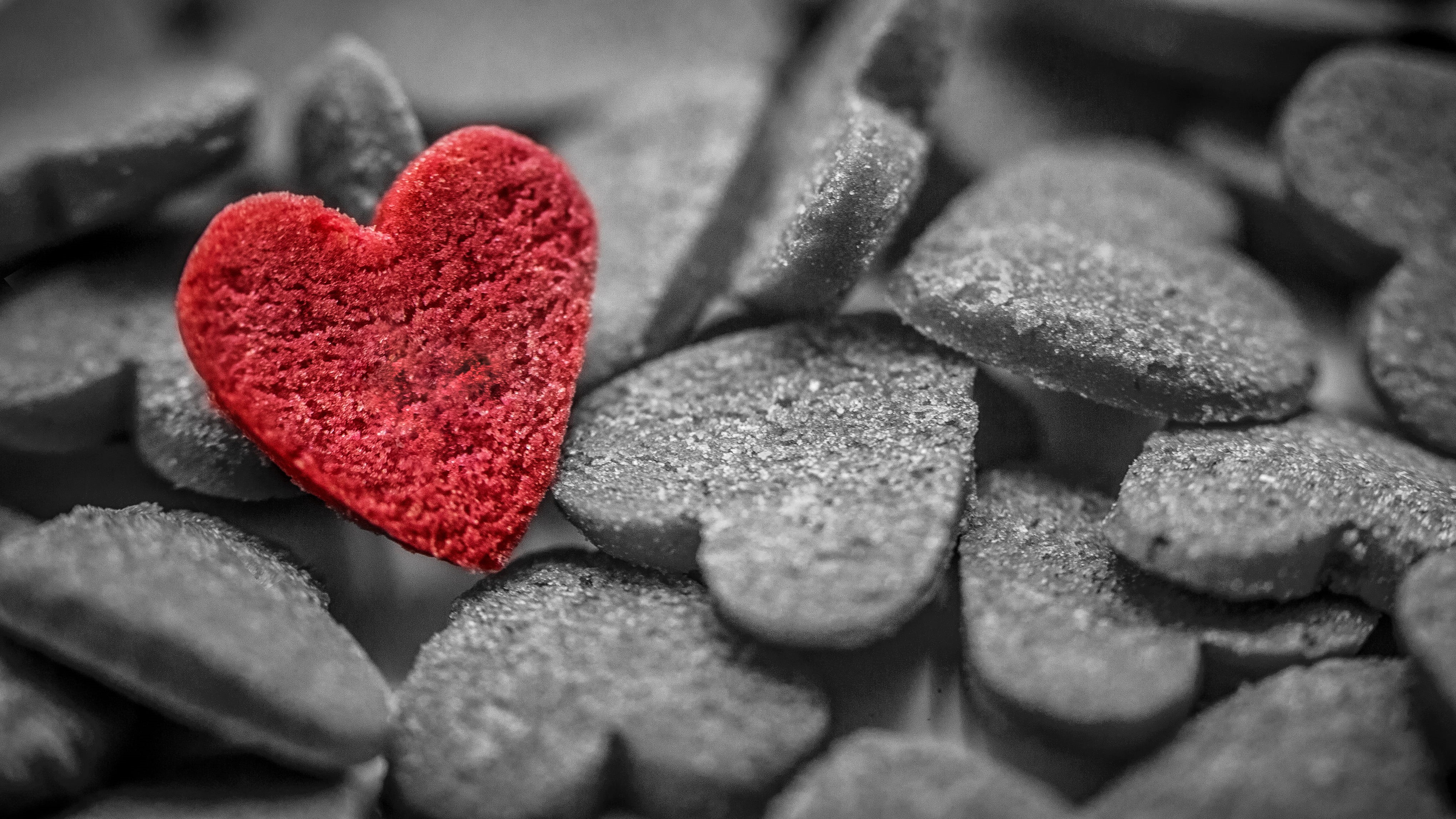 Lieben, color, stone, backgrounds, Schwarz  Weiß, Liebe, die, love, red, shape, 4K, Foto, Rot, heart Shape, Herz, Symbol, heart, Ich, selective color photography, HD Wallpaper