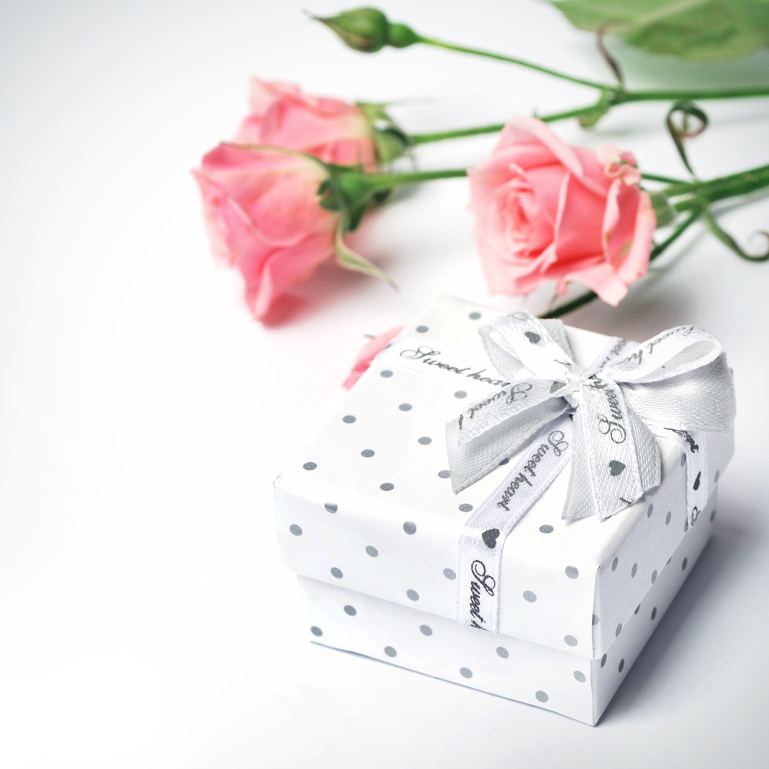 gala, nicely, rose - flower, composition, holiday, love, handsomely, day of birth, congratulation, pink color, romance, close-up, photo, bloom, bright, Phone HD Wallpaper