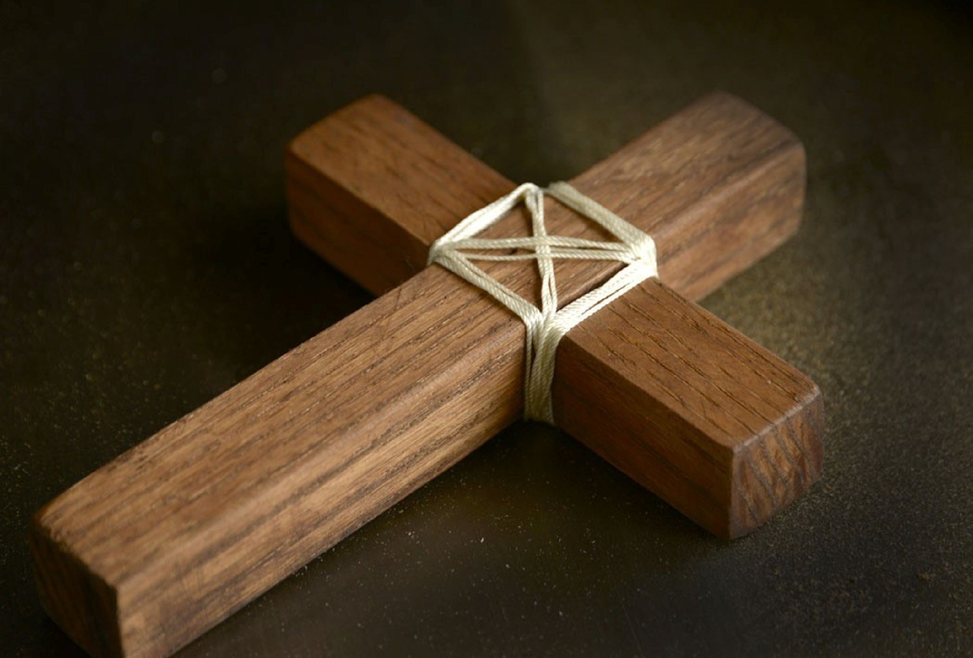 spirituality, ribbon - sewing item, wood - Material, still life, wooden, studio shot, tied bow, indoors, surprise, catholicism, cross, close-up, jesus Christ, HD Wallpaper